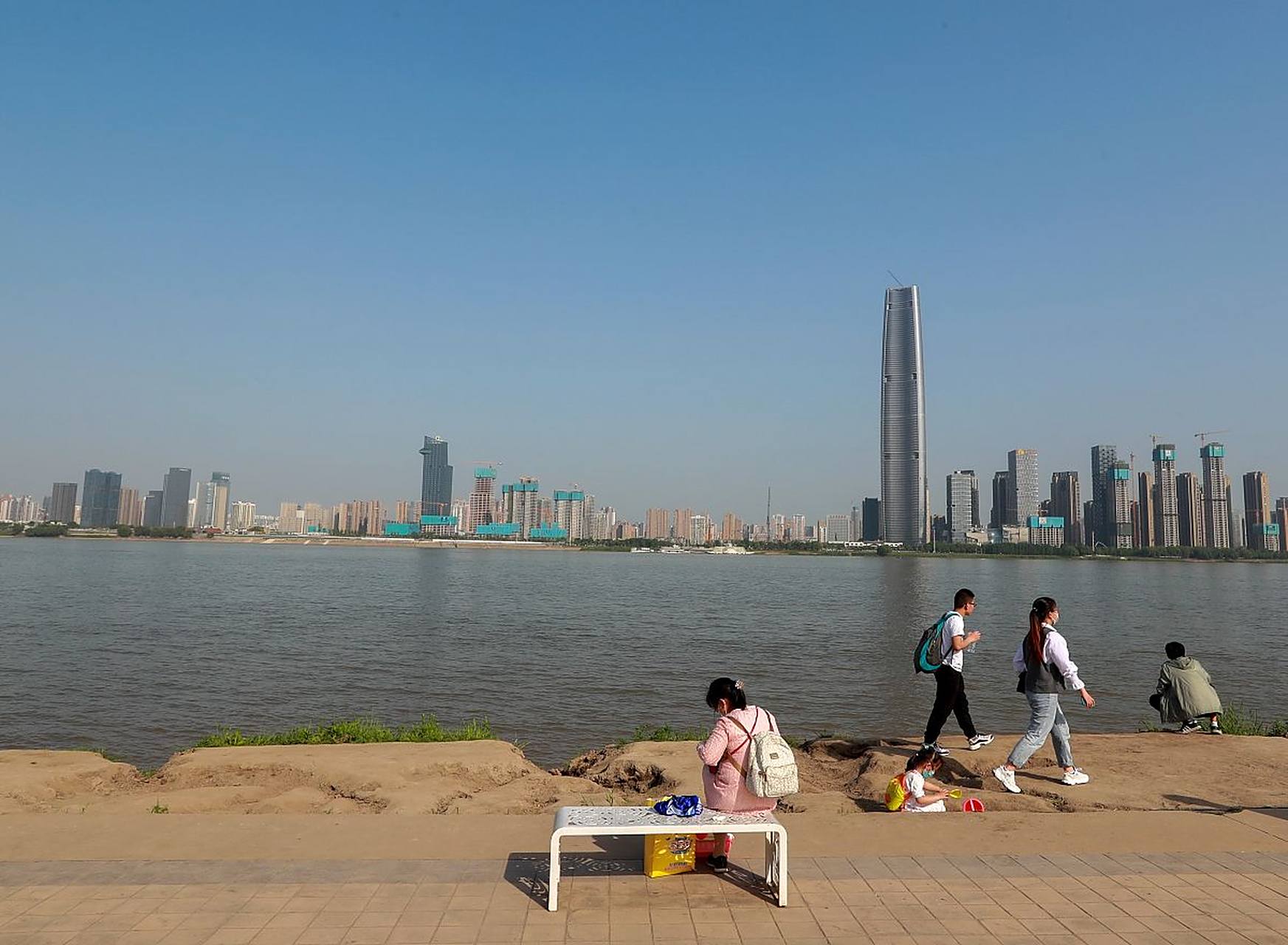 9499 汉口江滩公园位于武汉市汉口区,是武汉最著名的公园之一.