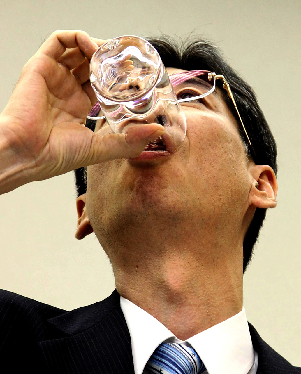 "一喝成名"的日本前环境大臣园田康博被曝于2020年8月因多发性骨髓瘤