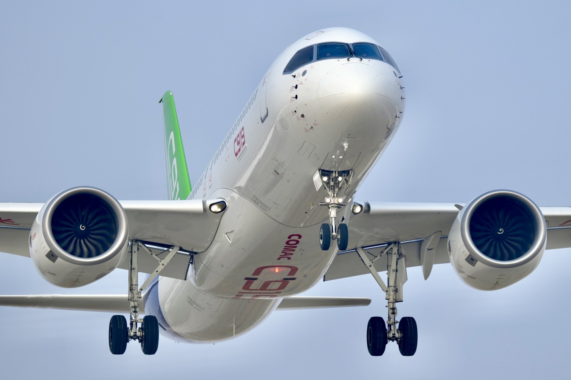 前几天中国大飞机c919首次商业运营成功,标志着中国一只脚已经跨进了