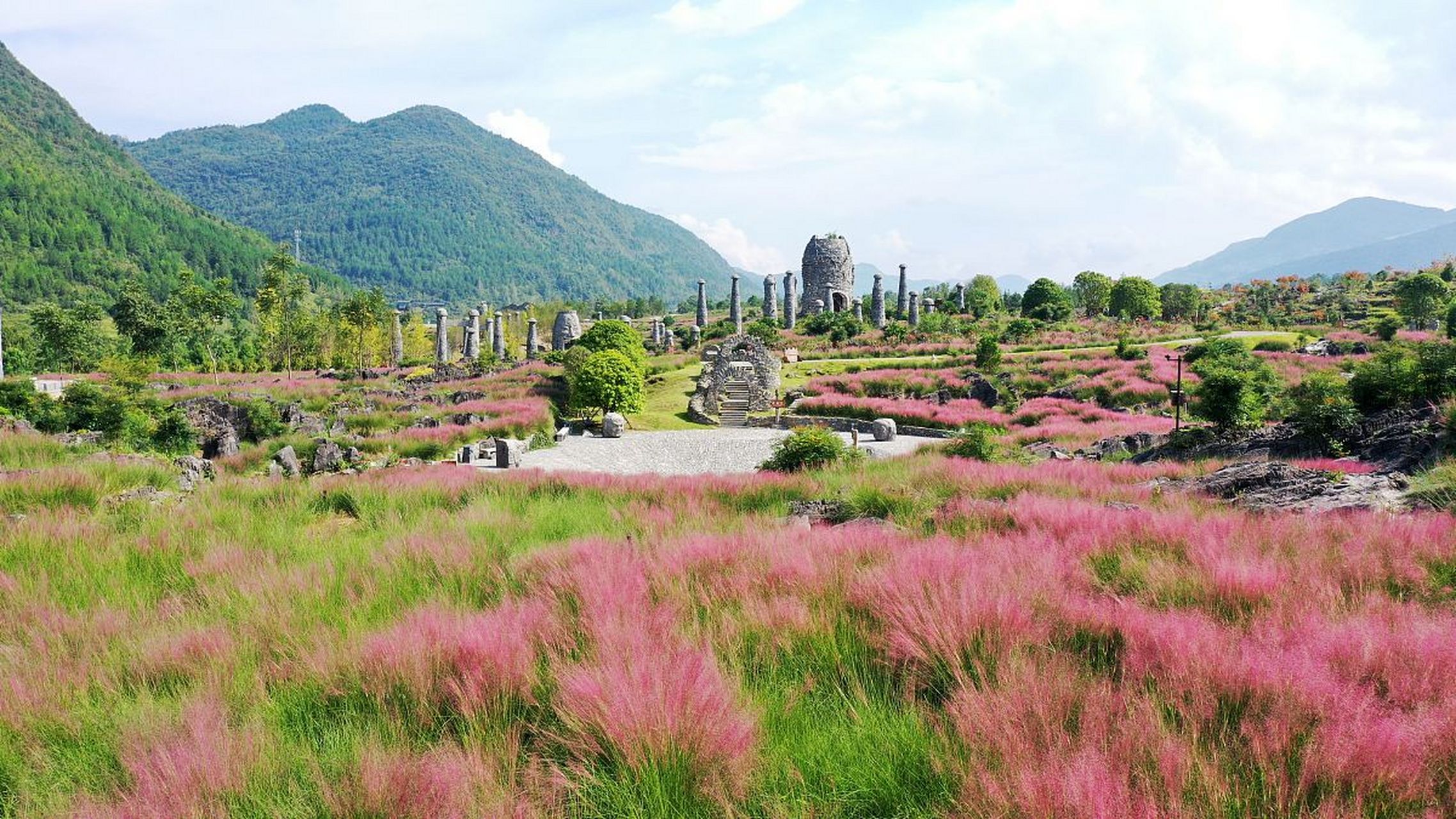 重庆秋天出游赏景的好去处:酉阳叠石花谷 叠石花谷景区位于酉阳县城