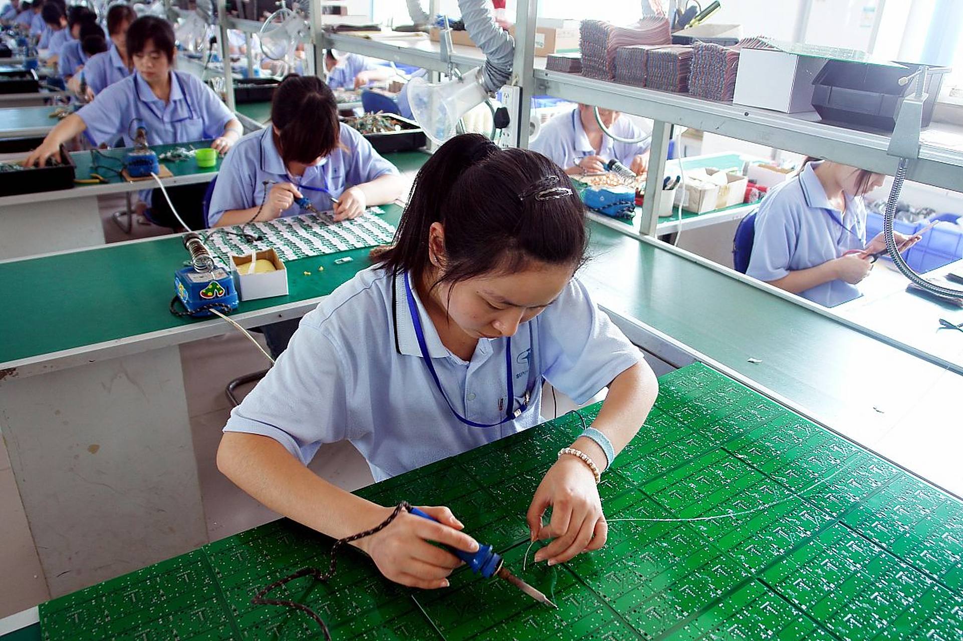 广西一高校被曝送学生进厂打螺丝# 广西外国语学院一名学生爆料称