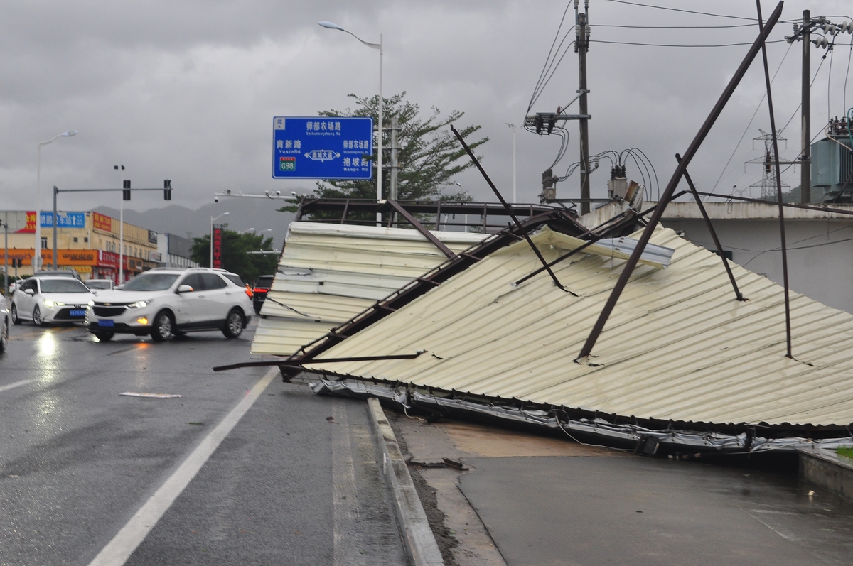 有人觉得小题大做,可你知道吗,2017年天鸽台风登陆时,珠海有学校围墙
