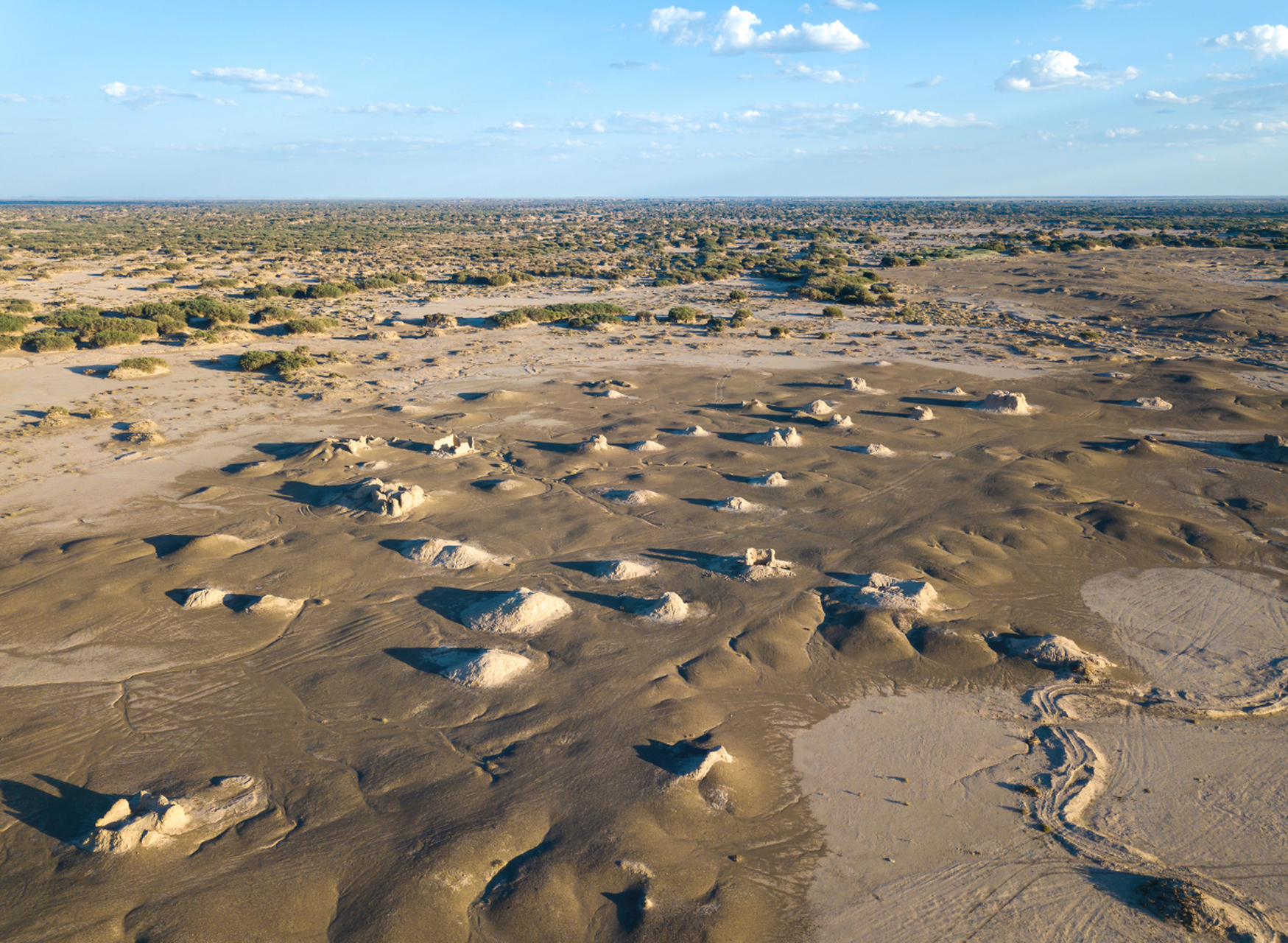 阿拉善位于内蒙古西部,拥有浩瀚壮美的草原风光和古老神秘的文化传承.