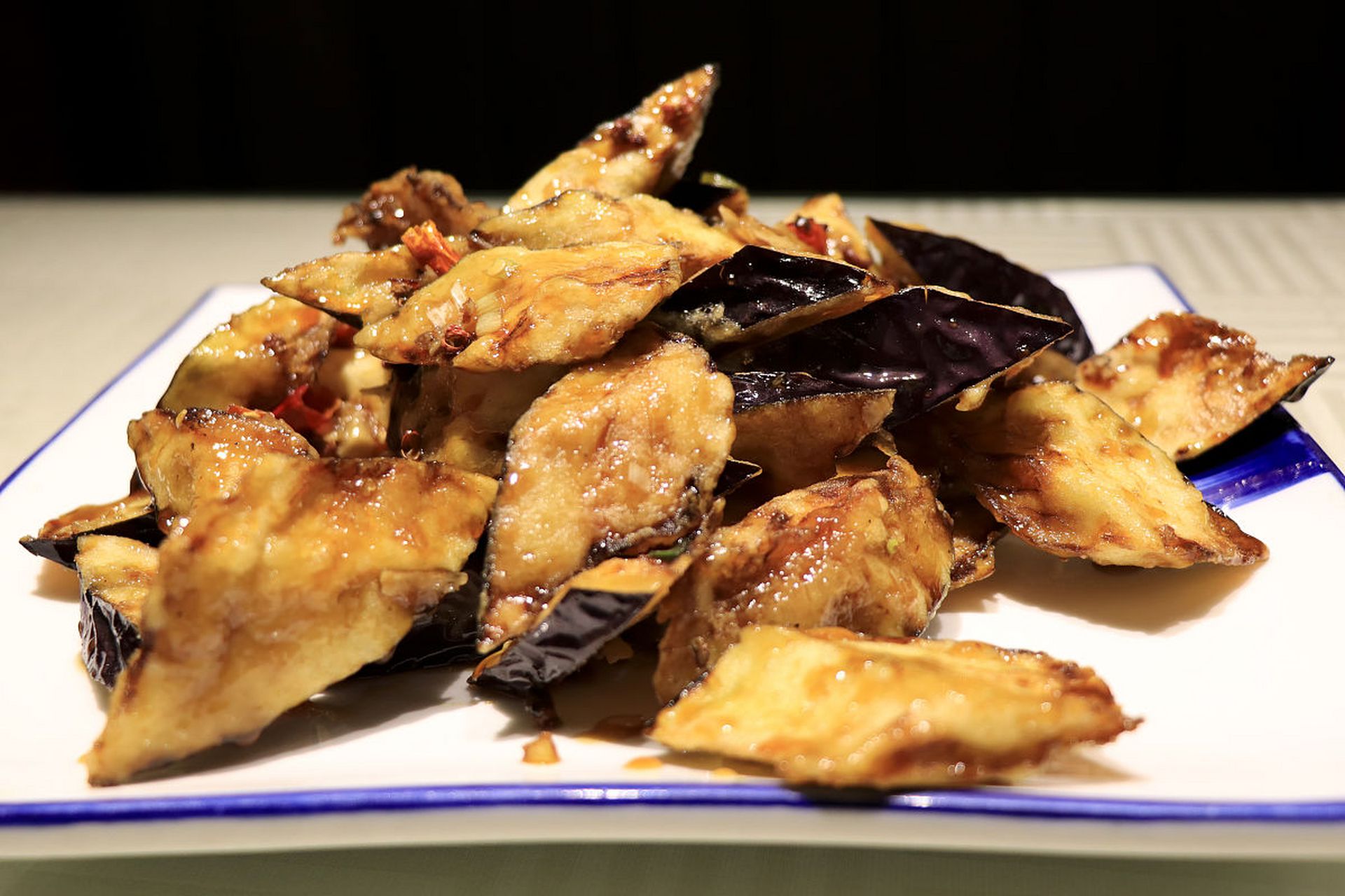 96 99第二招:轻轻一按,略有弹性,不软不硬,选对茄子更满意!91