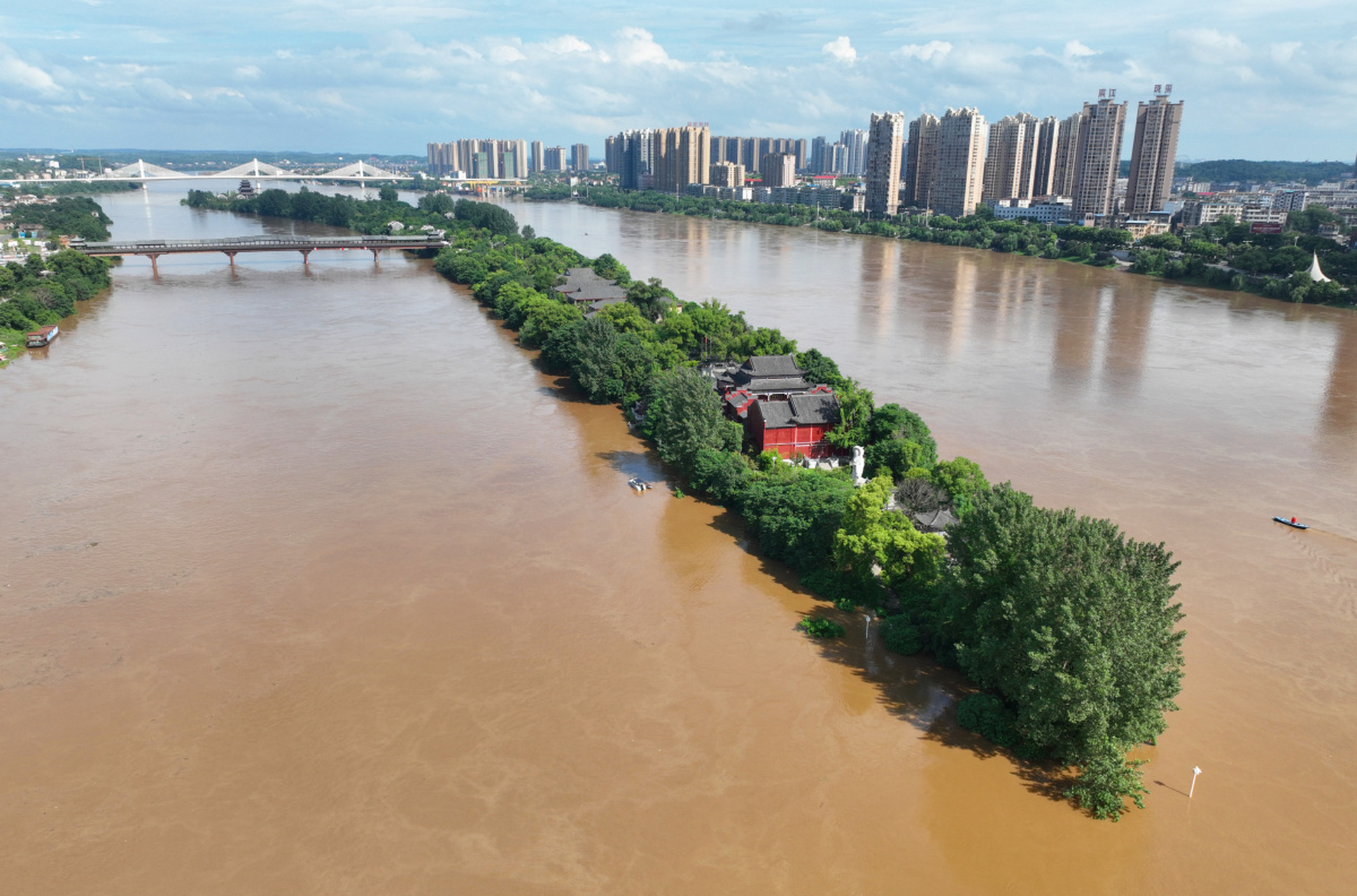 据了解,暴雨过后,北京市区多个地方的街头就堆积着大量受损的汽车