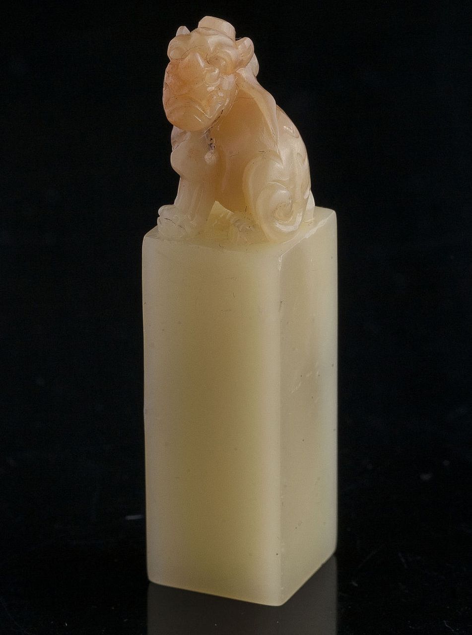 在地质学上,田黄灯光冻石属于一种蚀变过程的产物,由多种矿物元素组成