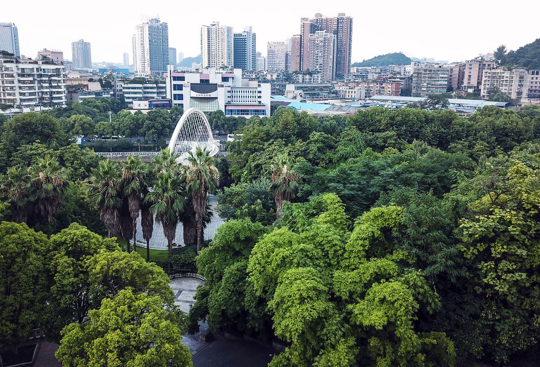 表白新重庆# 鹅岭公园,位于中国西南地区的重庆市,是一座古老而萌人