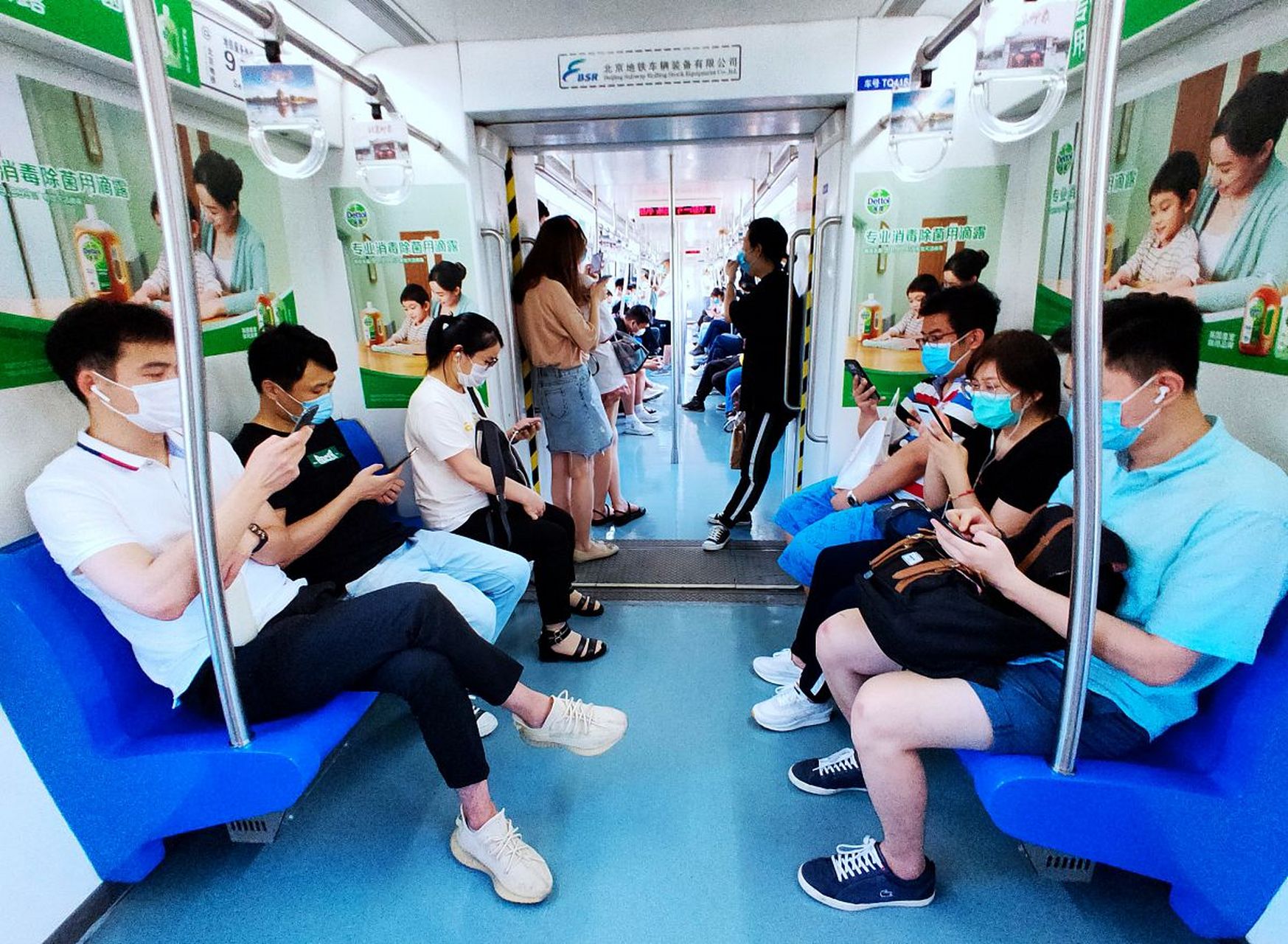 无意识刷手机的危害有多大# #助我上热门# 随着现代社会的快节奏生 