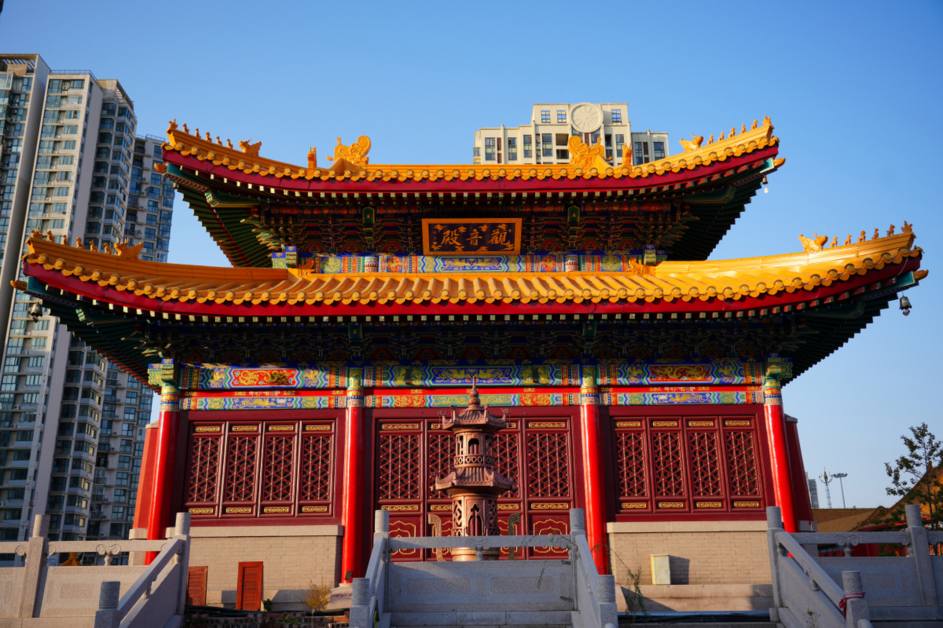 一个闷热的早晨,我和几个朋友去了位于郑州市的大观音寺.