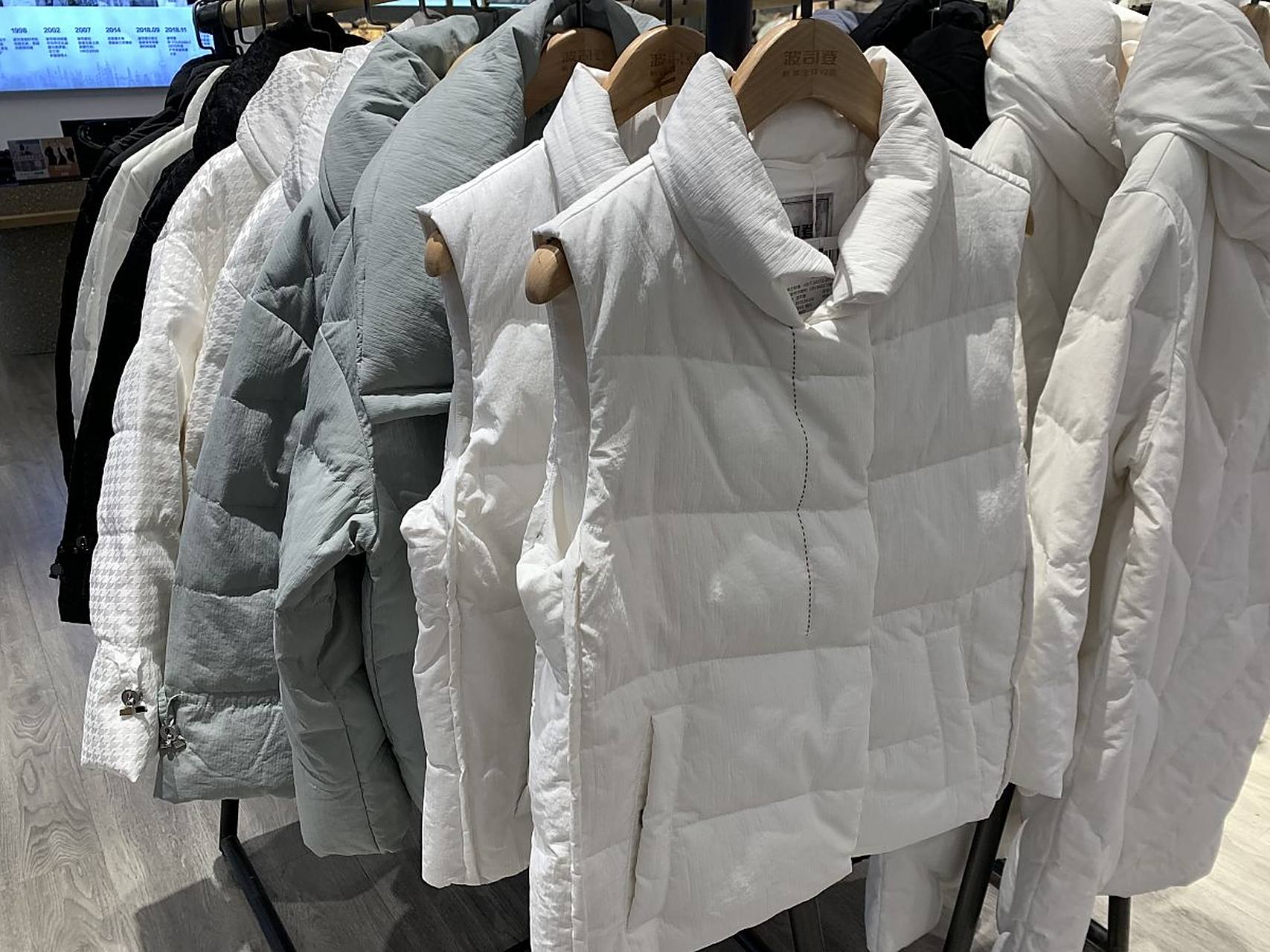 此前,一则"洗衣机洗羽绒服发生爆炸"的消息曾在网上引发热议.