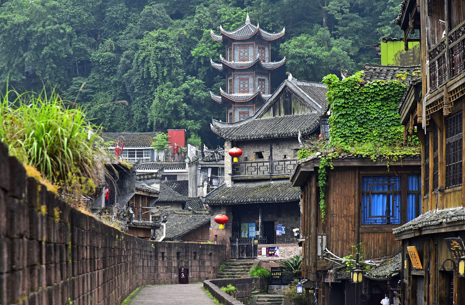 几点:南部省份靠近海岸线,气候温暖湿润,适合发展农业,渔业和旅游业
