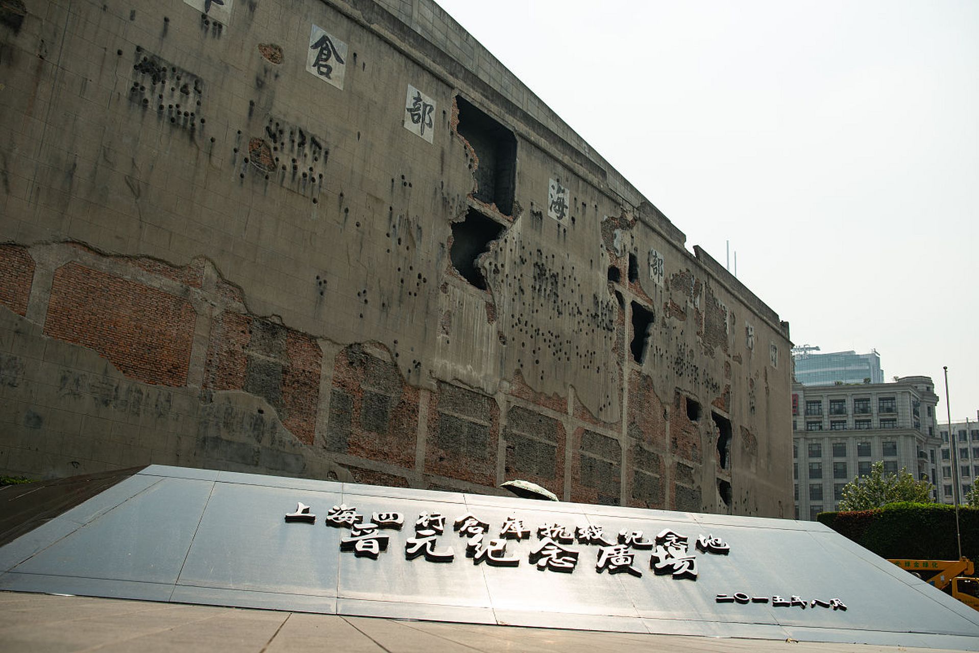 《平凡的世界》里,王满银在上海旅馆里照镜子,看见头发花白布满皱纹的