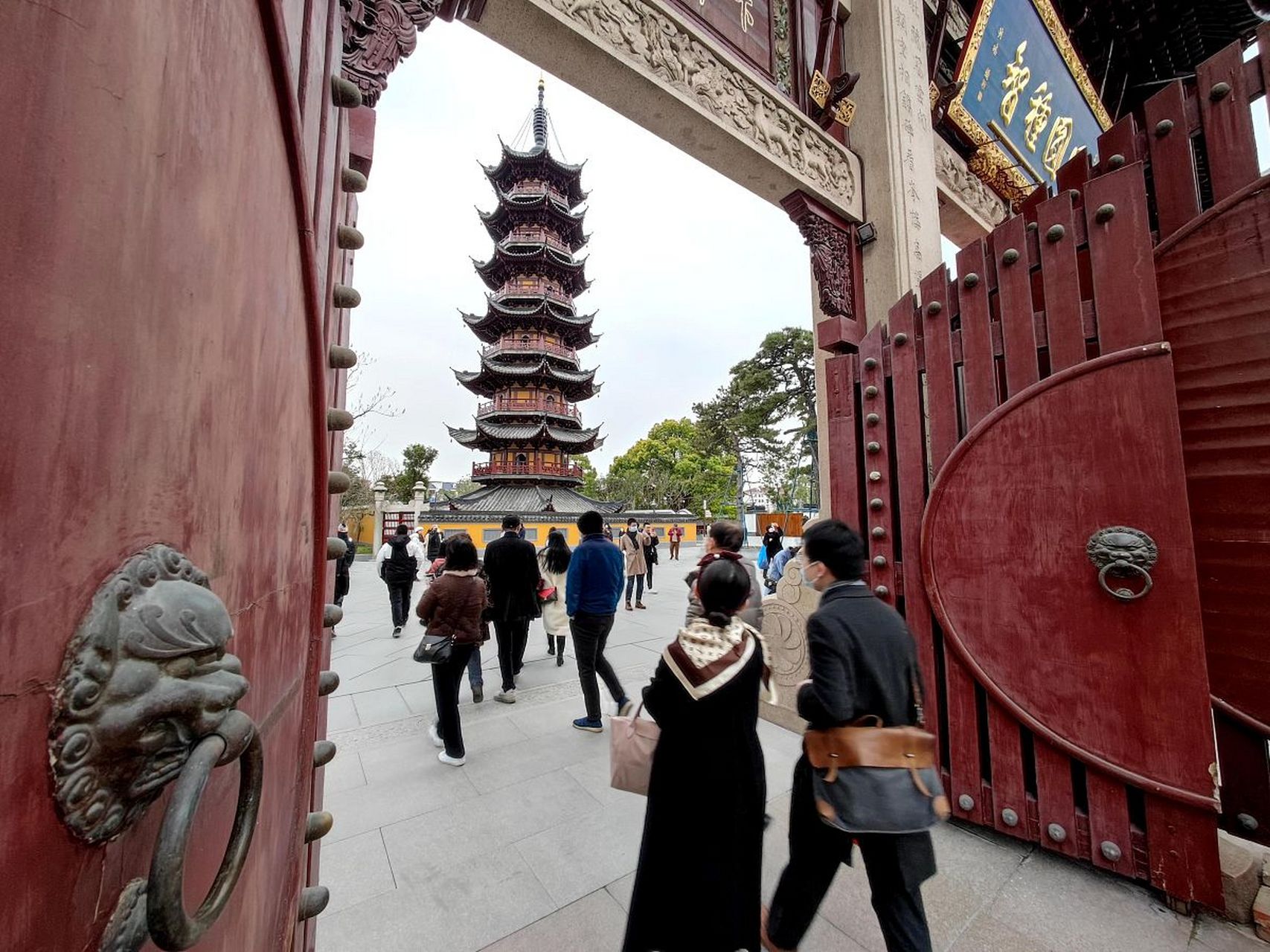 如果你想在上海游览寺庙,我推荐你去上海龙华寺.