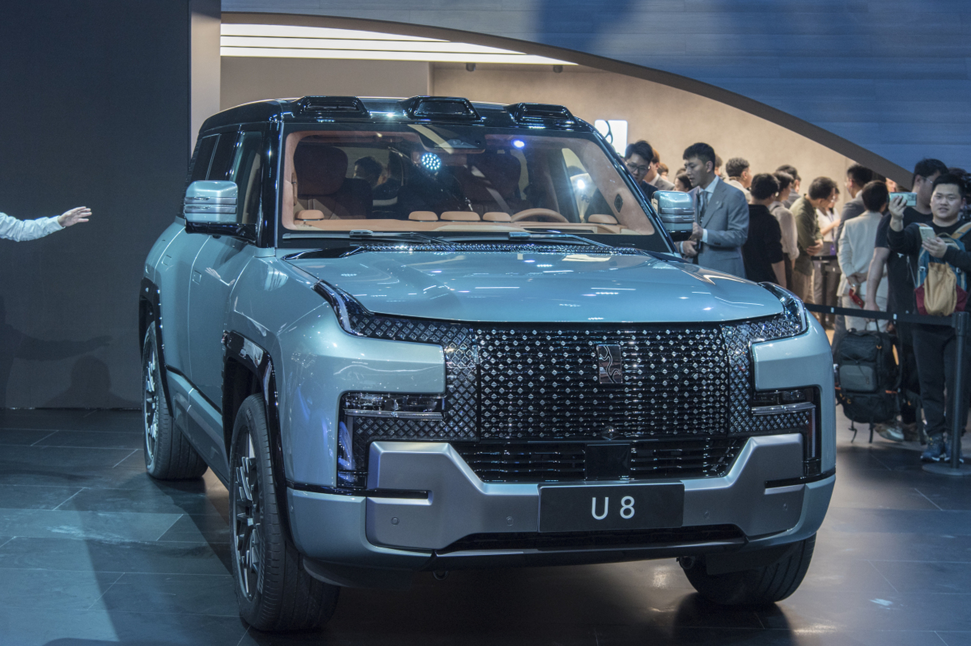 仰望u8是比亚迪旗下的豪华车型,u8近日在上海车展亮相并开启预售