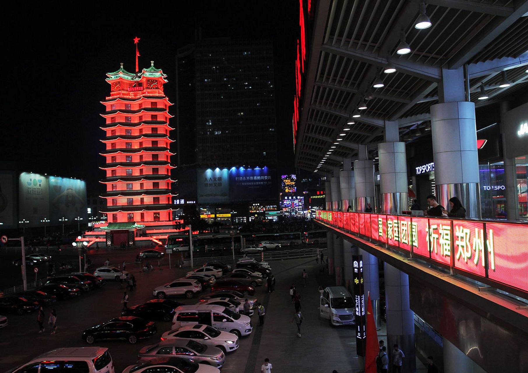 特别是二七塔,每次经过都被它的美丽所吸引97晚上来这里散步,感觉