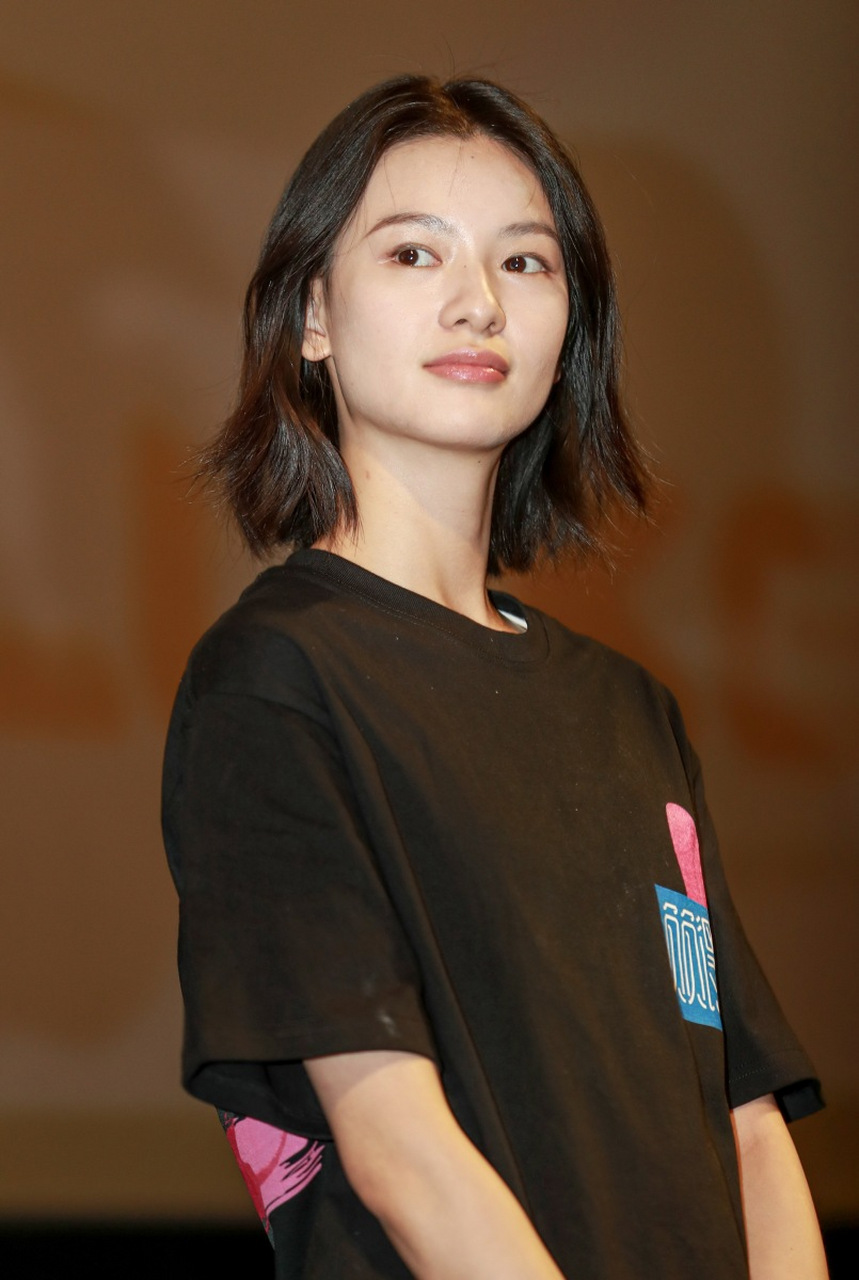 看完朱一龙和邱天主演的《负负得正》,我突然怀念起千禧年的时尚风潮.