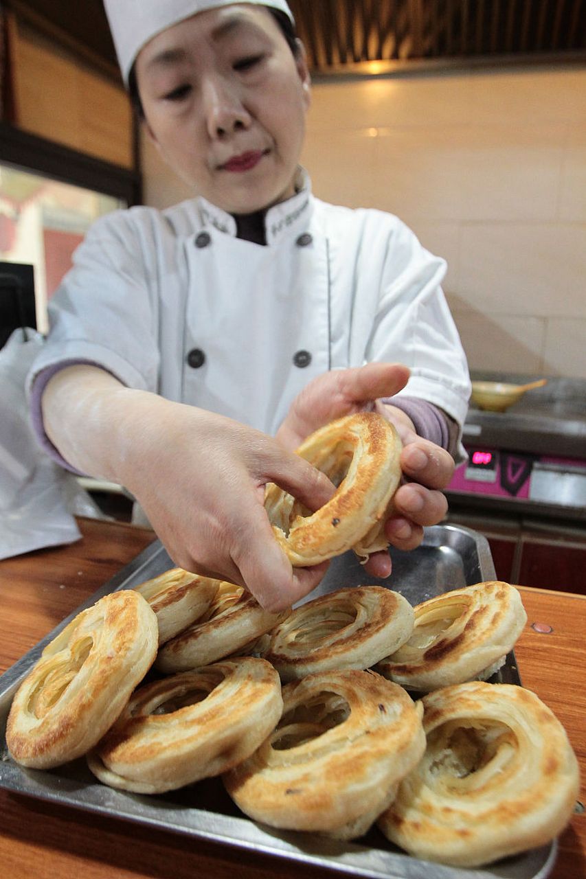 济南油旋,油旋是济南著名的特色小吃之一,也是老济南人生活中不可缺少