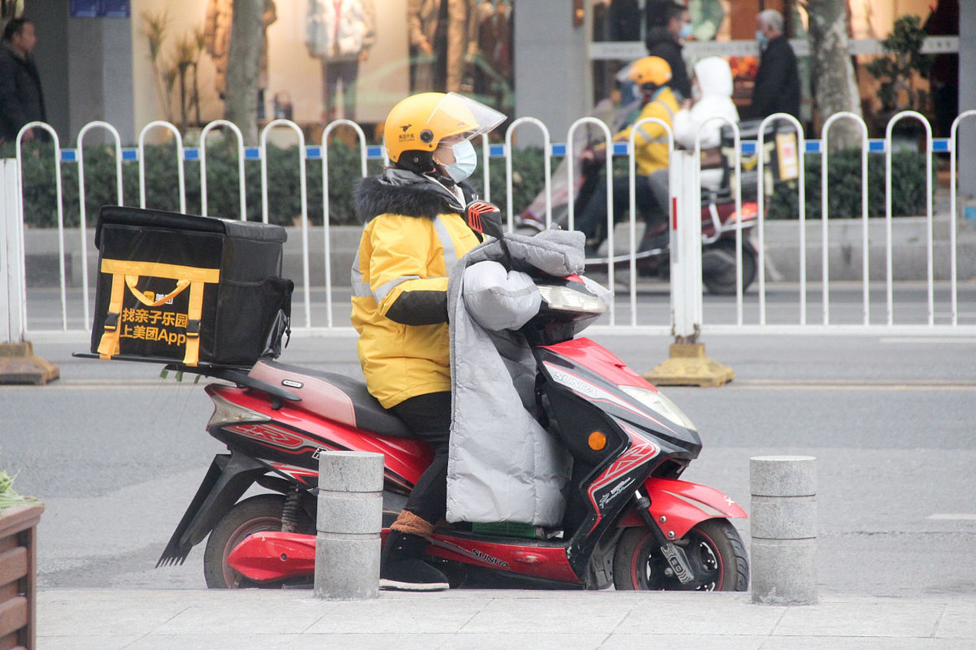 湖北天门市华莱士快餐店发生了一起令人痛心的打人事件!