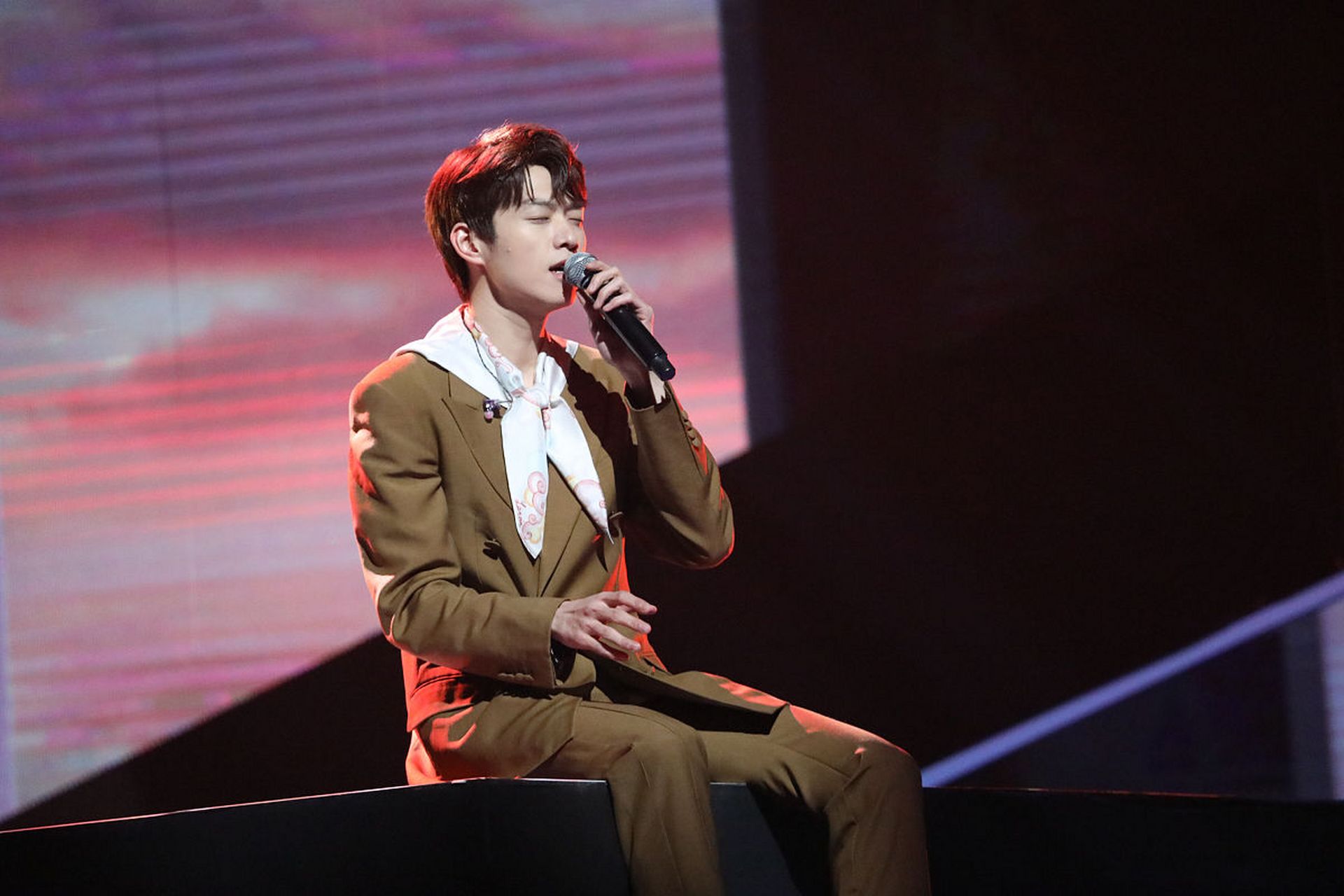 魏大勋的粉丝考古《明星大侦探》演唱会,发现宣传图中被截了半个身子.