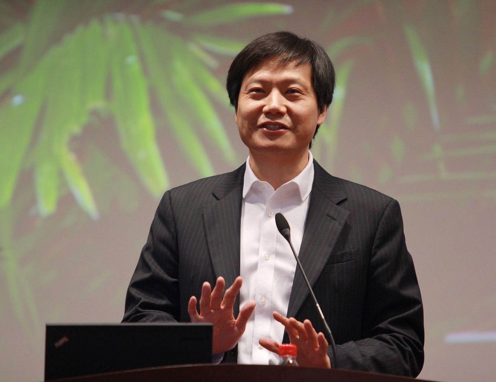 雷军兑现承诺直播时打开礼物功能:网友疯狂刷屏送礼 近日,科技界的