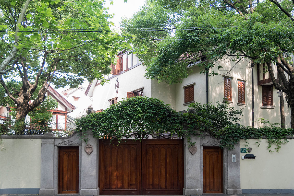 上海福州路街拍多年老建筑,历史风貌与现代文明交相辉映