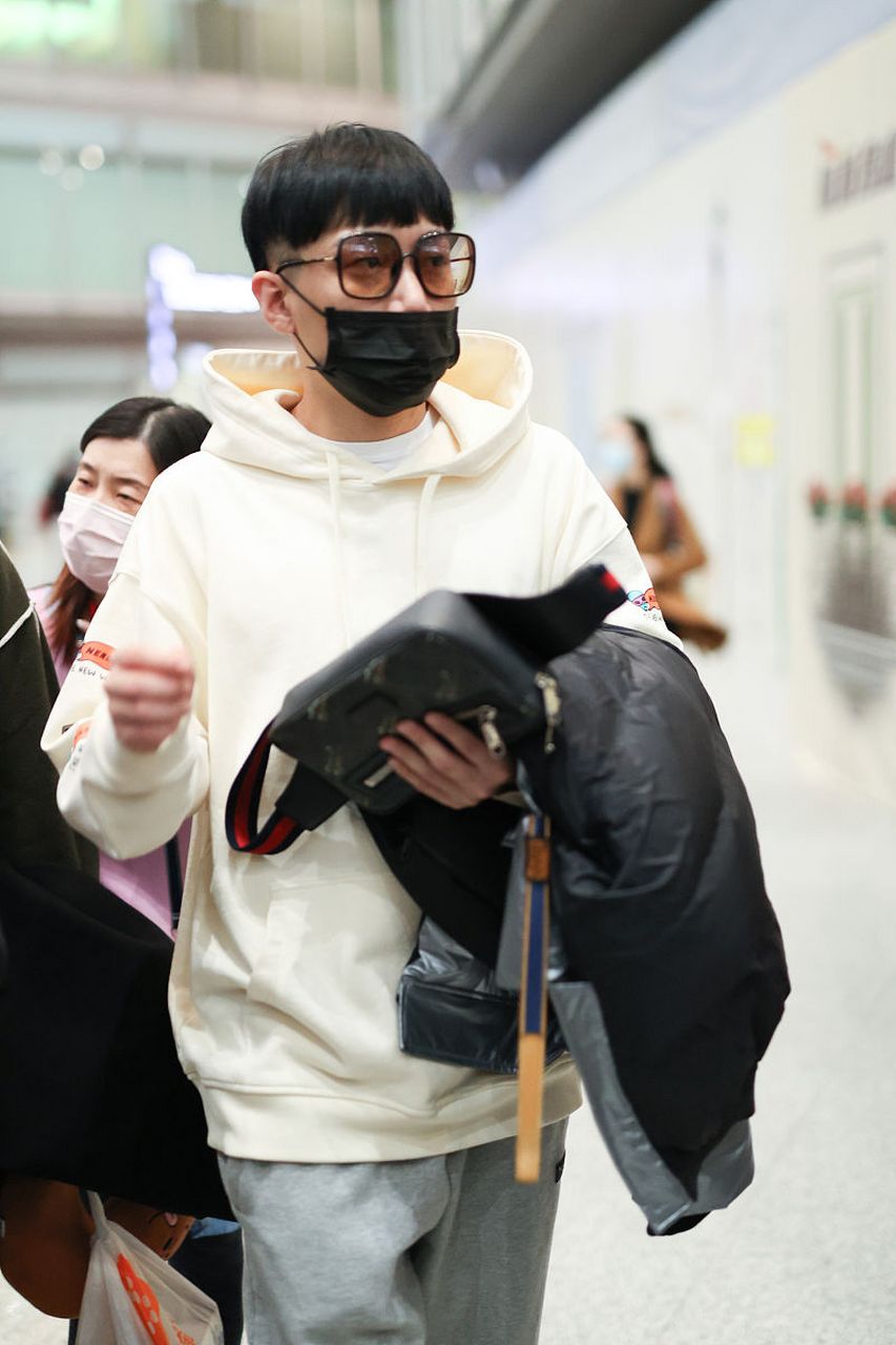 德云社的演员何九华被曝出出轨,据报道,何九华在车内向一名女性索吻