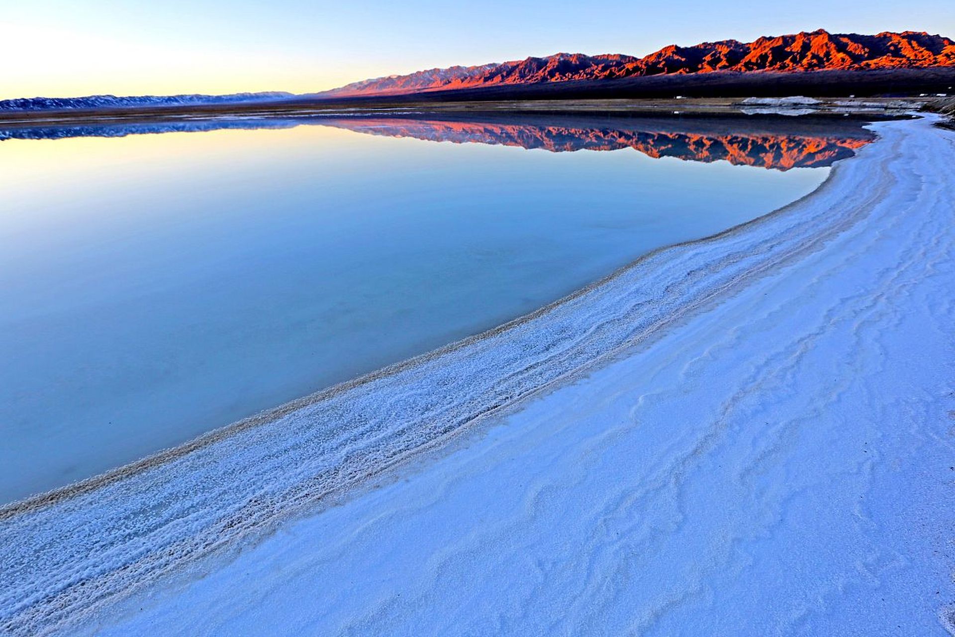 在青海省格尔木市,有一片神奇的盐湖,它像一块巨大的彩色画板,随着