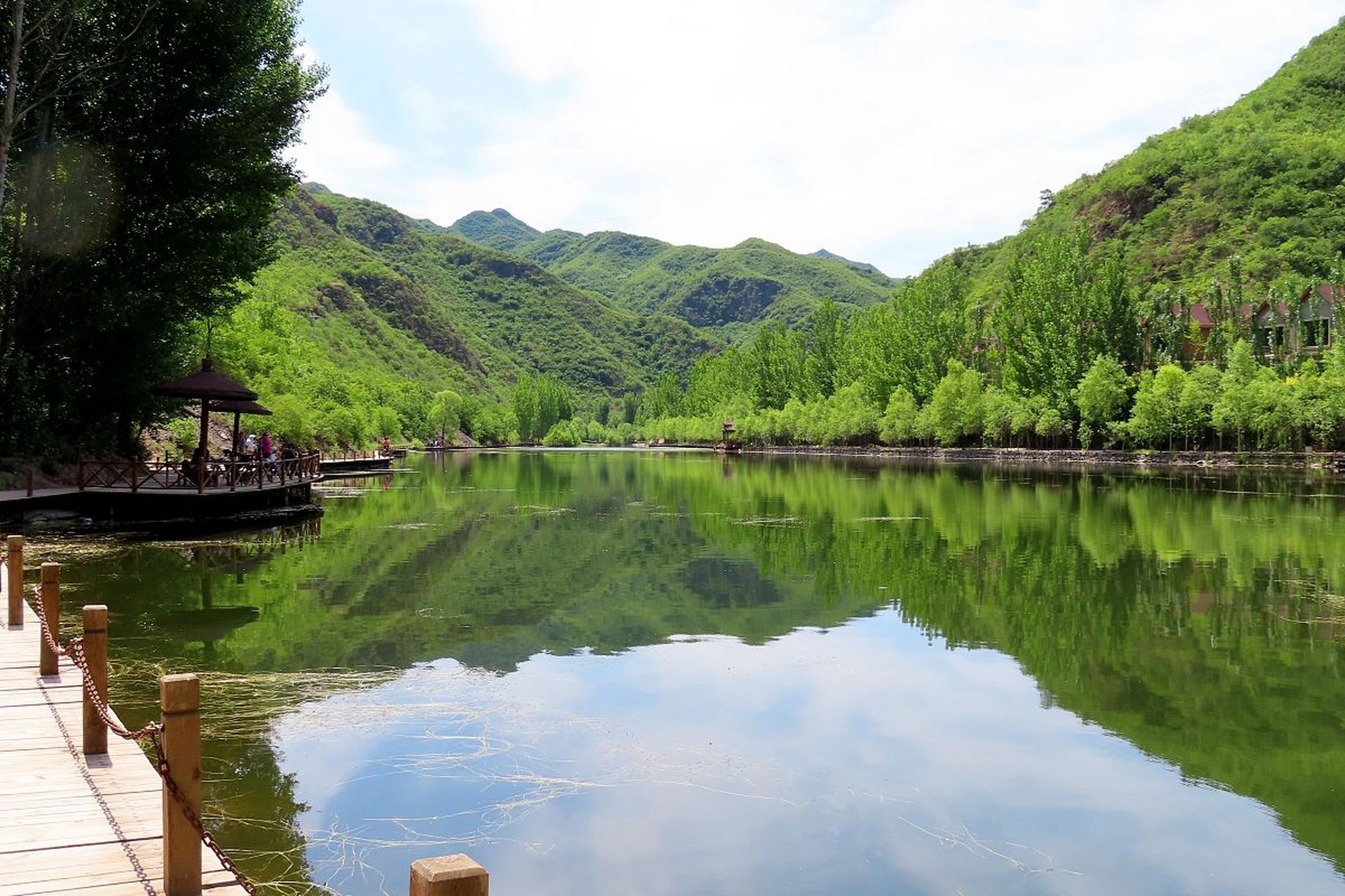 吉林市的湖光山色景区以其美丽的自然风光和悠久的历史文化闻名,被誉