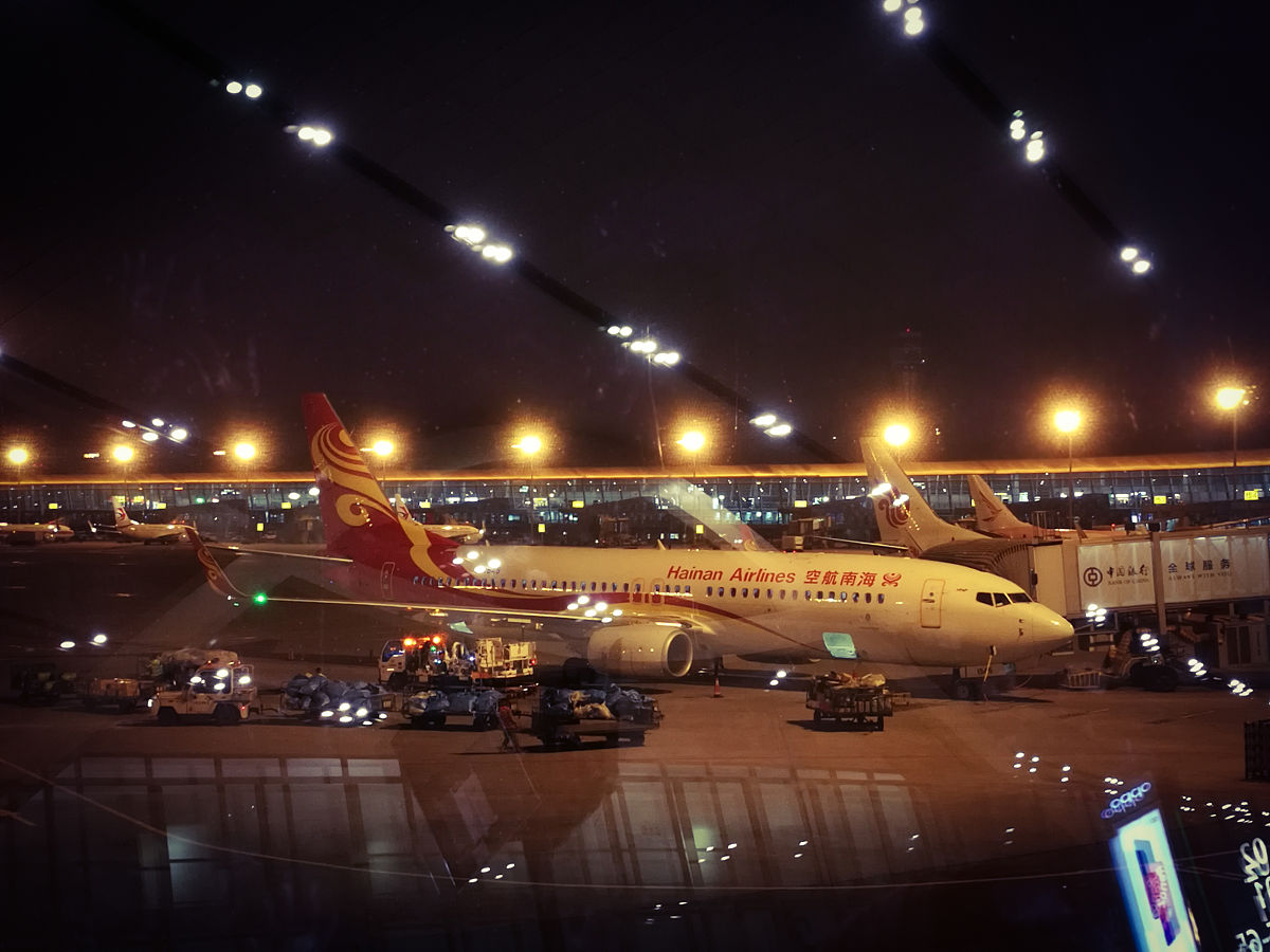 我跟你说,凌晨一点半的美兰机场,那叫一个热闹,完全打破了我对这个