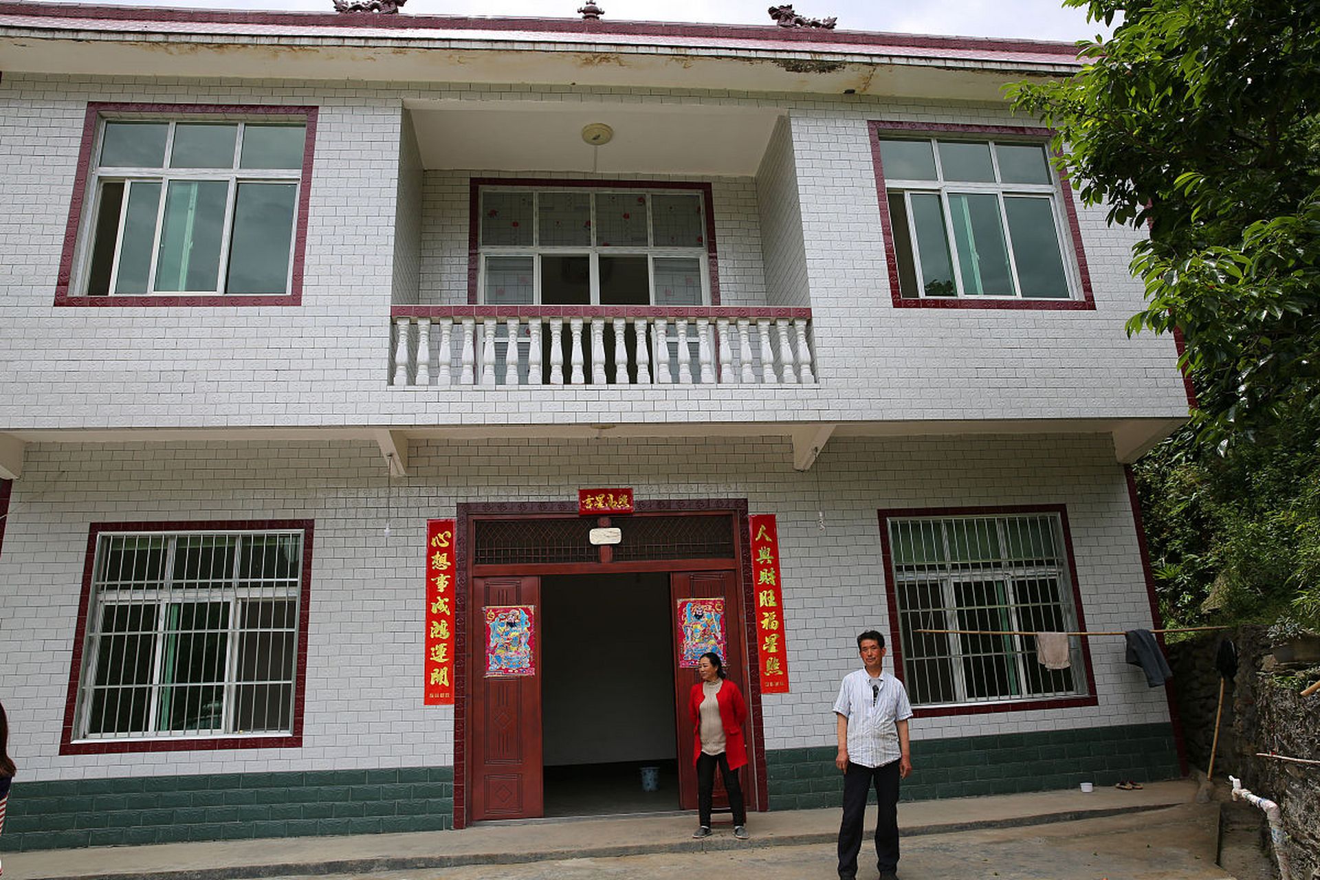买什么房子,老家村里三层小楼两百多平,加上一个大院子,屋后自家鱼塘