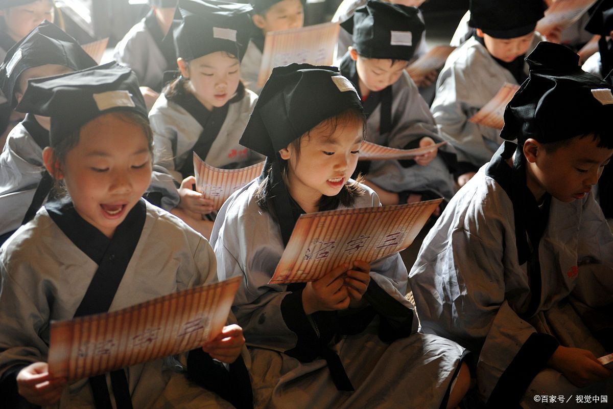 这体现了伊尹国学课上孩子们诵读论语