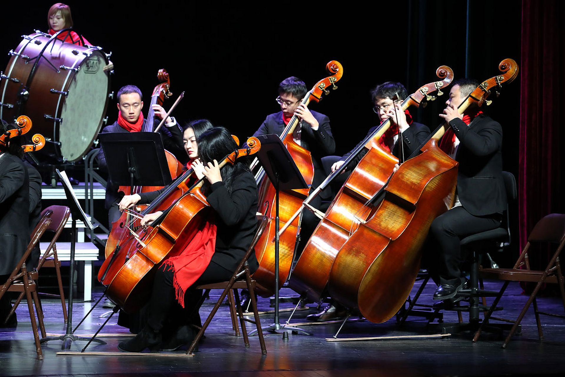 在灯光闪烁的音乐会现场,有一位听众,他独自沉浸在美妙的音乐之中