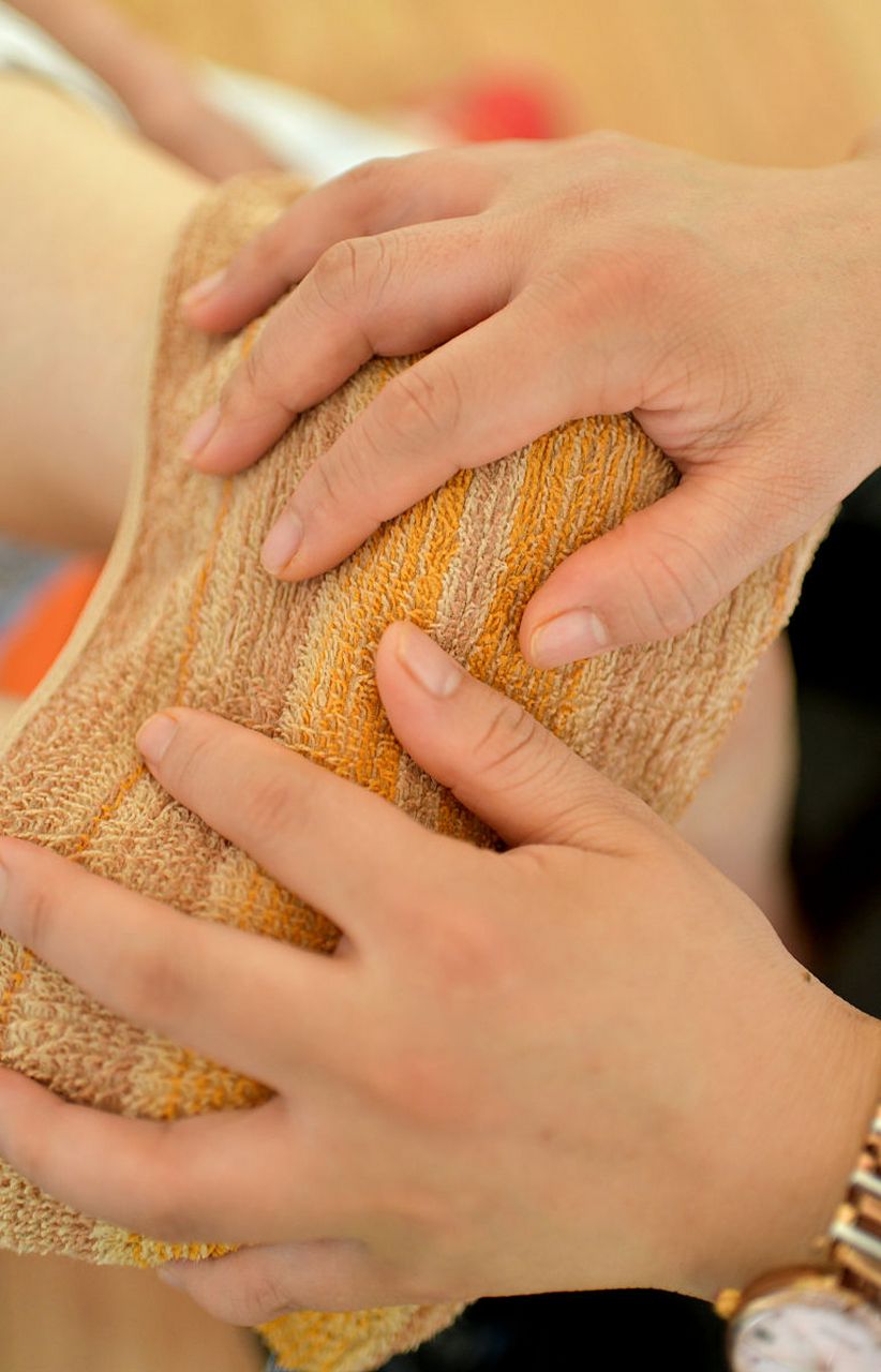 对于滑膜炎的治疗,热敷当然比冷敷的效果要好很多.