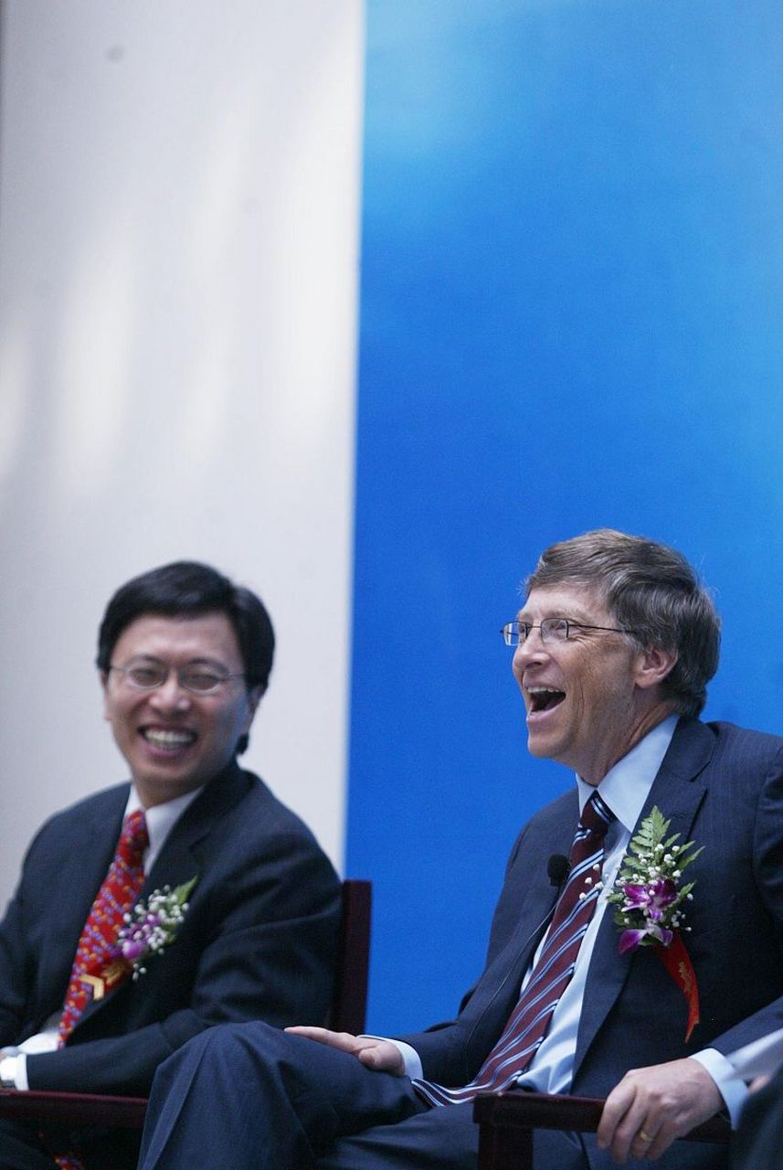 比尔·盖茨(bill gates),全名威廉·亨利·盖茨三世,简称比尔或盖茨.