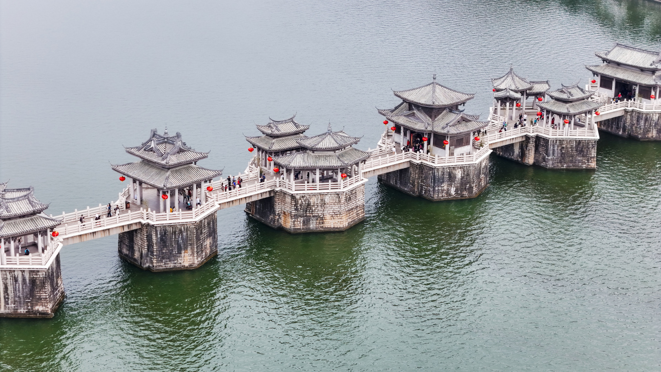 广济桥,位于广东潮州,是中国四大古桥之一,这座桥集梁桥,浮桥,拱桥于