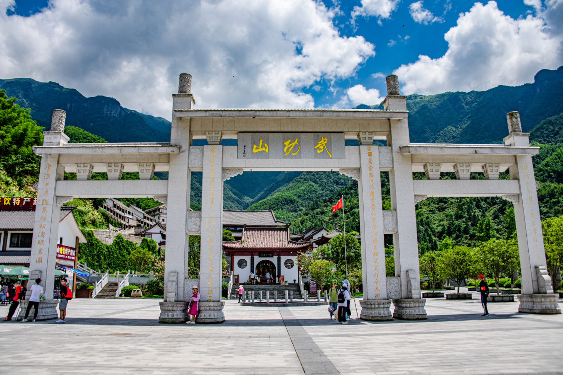 武功山横跨江西吉安,萍乡,宜春三地,是一处自然风光与人文历史交织的