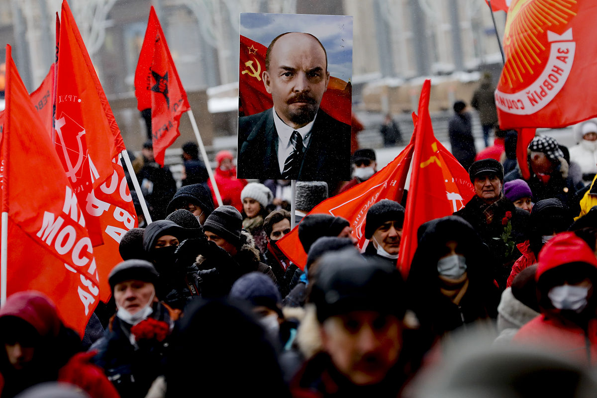 乌克兰在2004年和2014年两次橙色革命之后,变成了一个极端反对前苏联