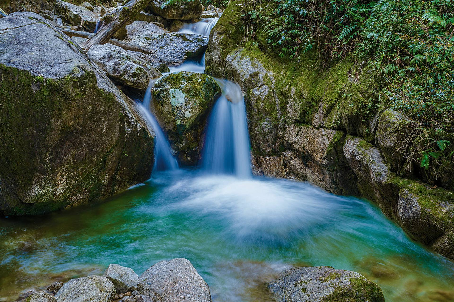 高山瀑布,是一幅流动的诗篇,是大自然的无尽魅力.