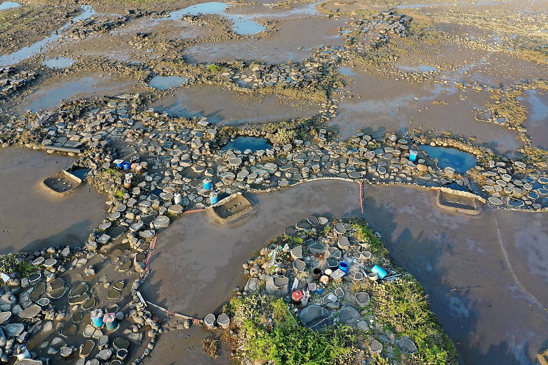 儋州洋浦——千年古盐田  儋州市的洋浦半岛上,有一片由几千个带凹槽