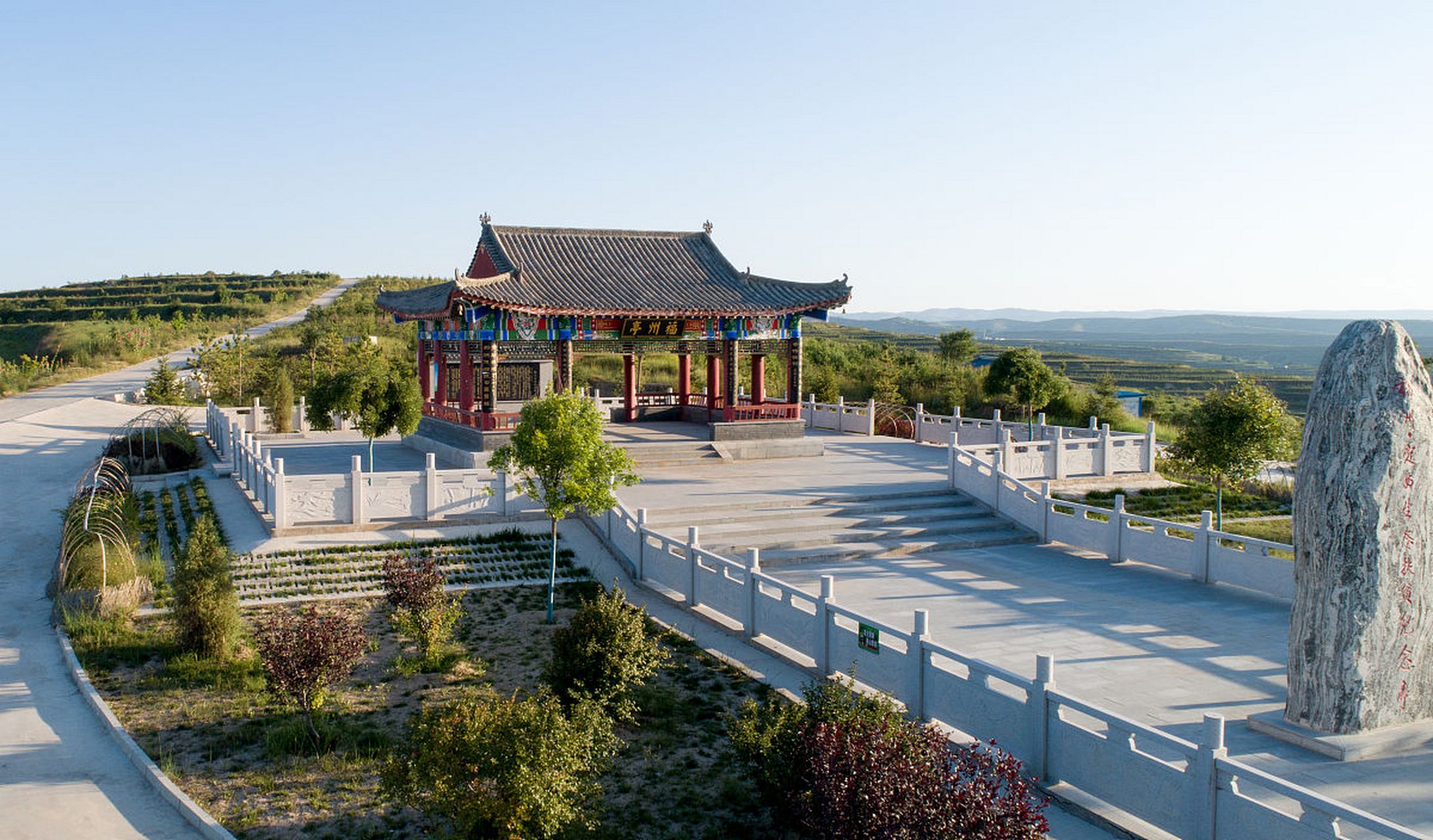 5公里处的大青山李白文化旅游区,融合历史与自然之美.