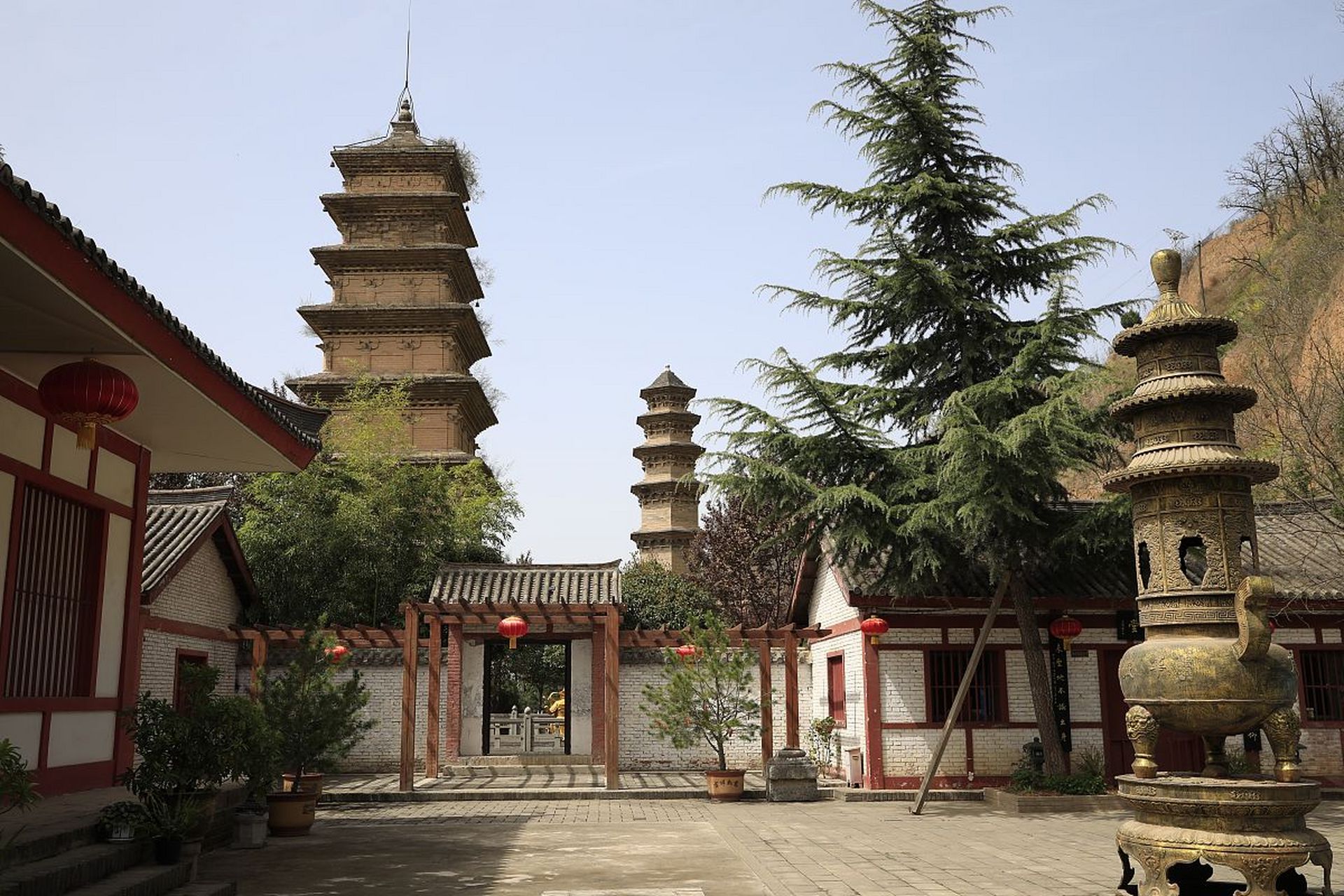 在山西省永济市,有一座因《西厢记》而闻名的普救寺.