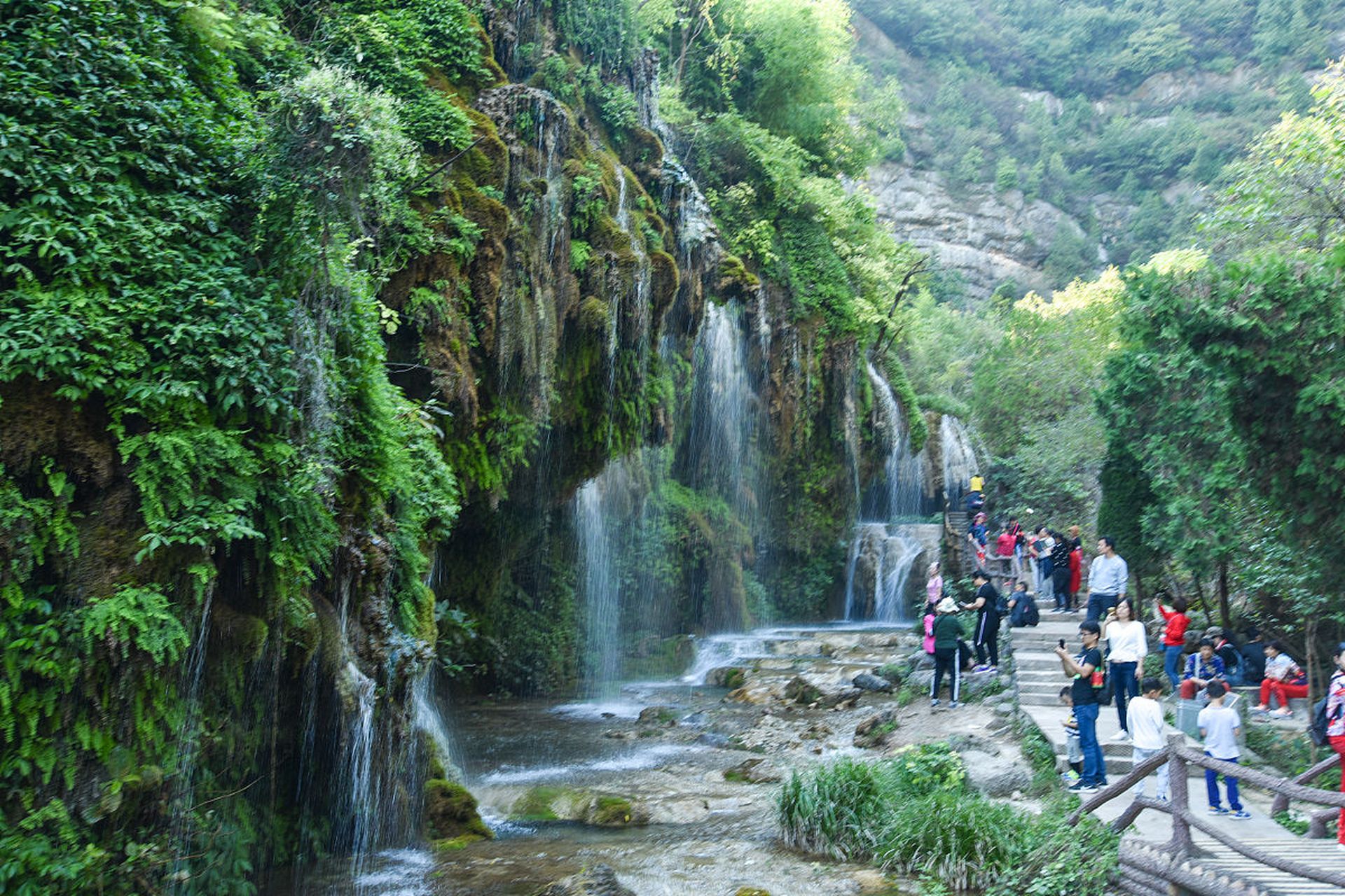 可以参观汉代古墓博物馆,南阳府衙和卧龙岗景区,体验大自然的魅力.