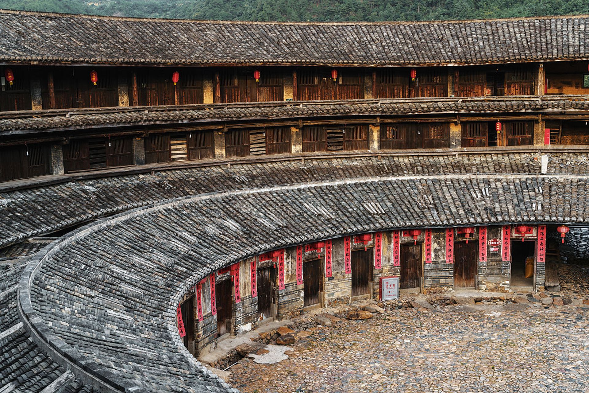 广东梅州客家围龙屋:历史的回响,文化的传承 你好,亲爱的读者,今天我