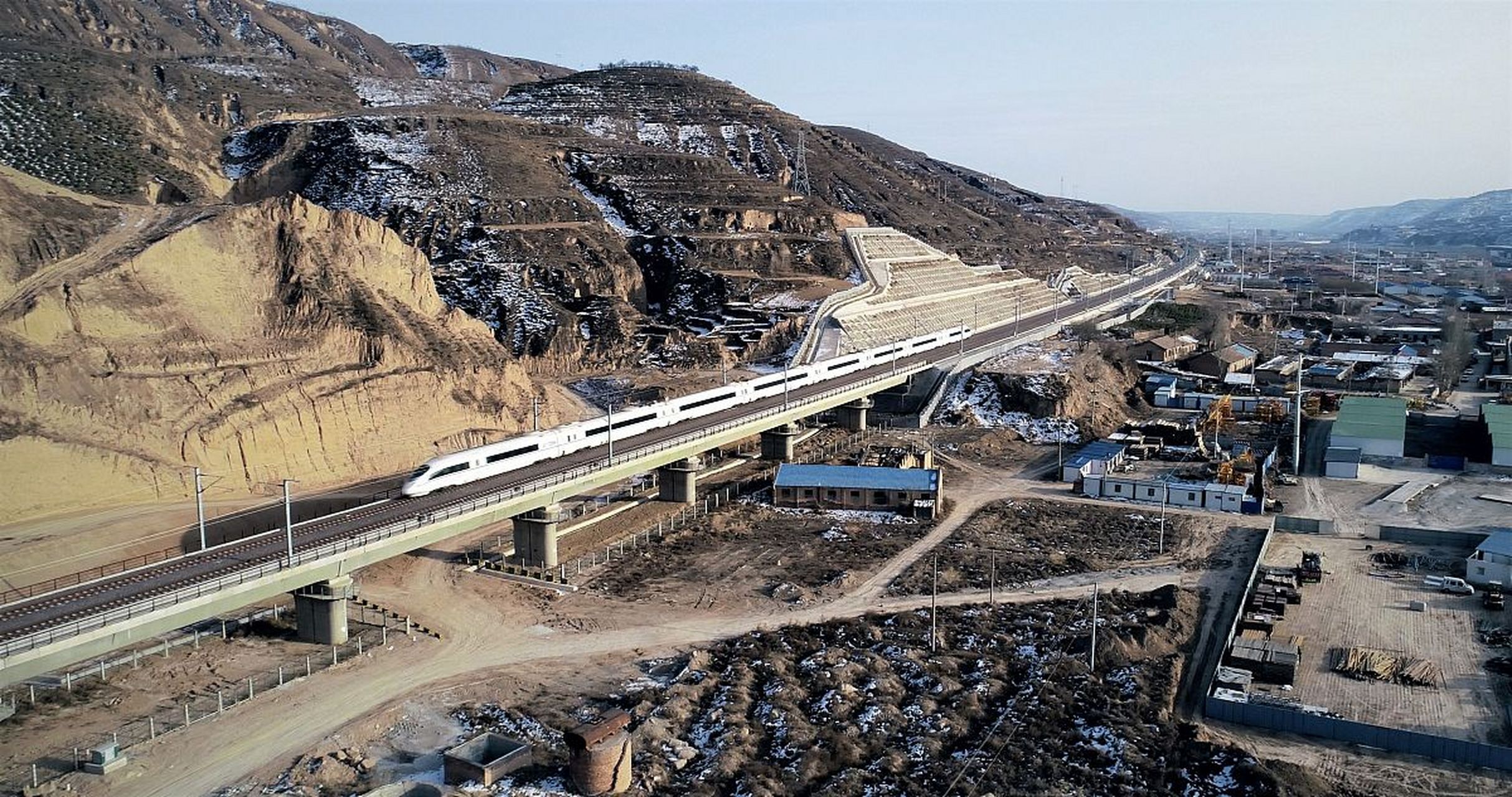 历史上的今天,兰新铁路复线全线铺通 #百家新收益#  兰新铁路是新疆