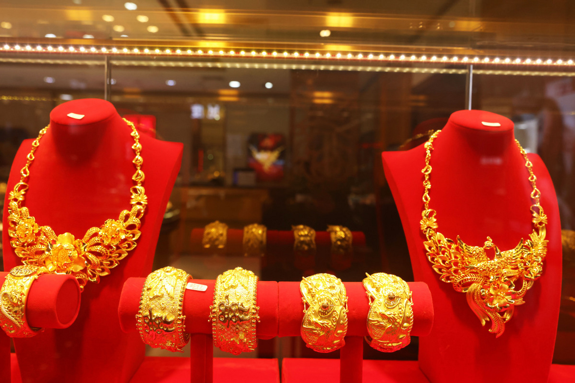 世界上黄金储备最多的十个国家: 第十名: 荷兰——600多吨 第九名