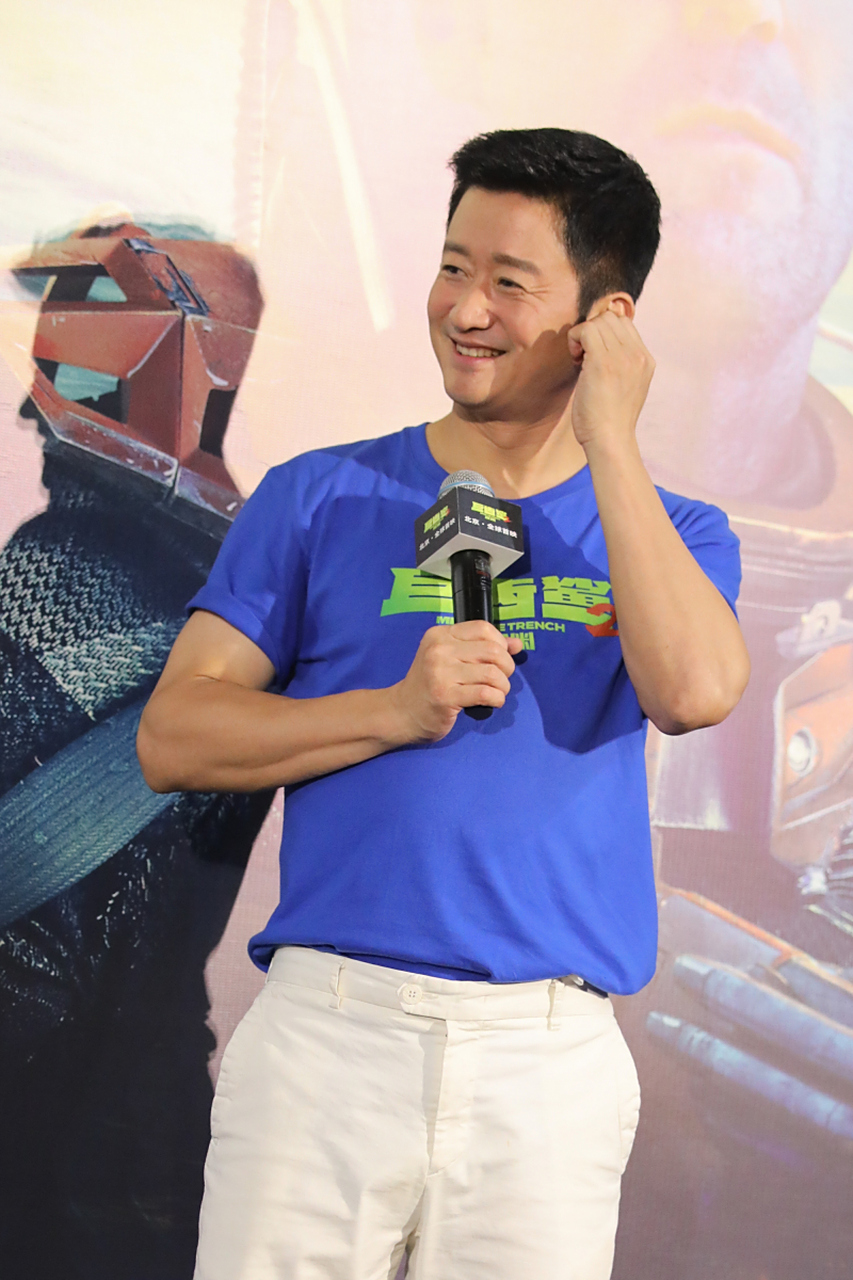 8月3日,不少长沙市民偶遇吴京骑共享单车,他不仅跟大家一起等红绿灯