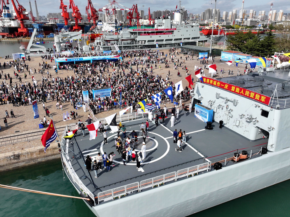 人民海军75周年,海军展出了舰载直升机,石家庄舰,可可西里湖舰等,大家