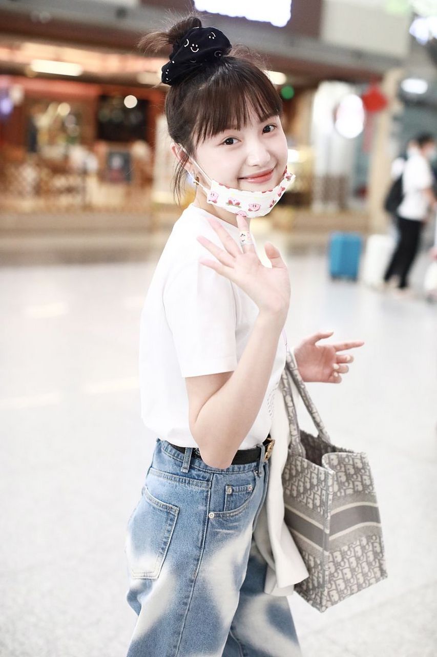 胡意旋这位西京学院毕业的校花不仅在学业上取得了骄人的成绩,而且在