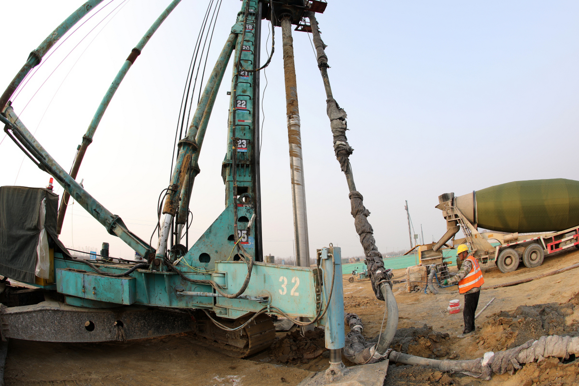 静力压桩法:施工前应进行试压桩,数量不少于3根,沉桩施工应按照现先