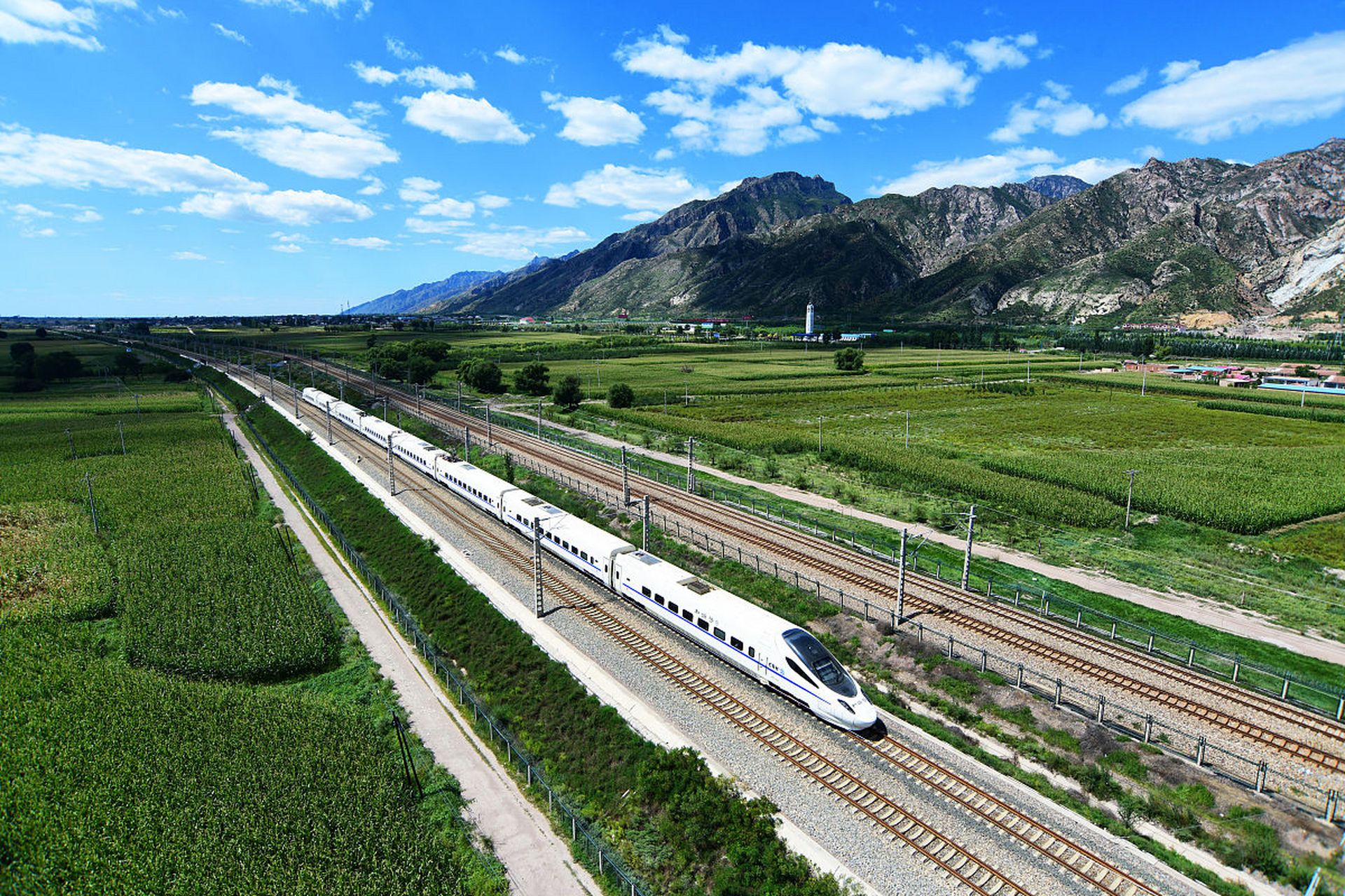 兰新高铁即将于七月一日复修后全面正式运营,这一好消息无疑让广大游